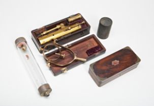 A SMALL 19TH CENTURY BRASS REFLECTING TELESCOPE in mahogany case with a screw-mount lid, some