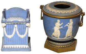 AN EARLY 19TH CENTURY WEDGWOOD JASPERWARE CACHEPOT AND A JASPER WARE OIL LAMP BASE, the square
