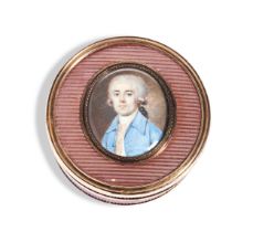 A LATE 18TH CENTURY GOLD TORTOISESHELL AND SILK PORTRAIT BOX depicting a man in white wig wearing