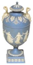 A FINE WEDGWOOD JASPERWARE OVIFORM VASE, LATE 19TH / EARLY 20TH CENTURY, with finial surmounted lid,