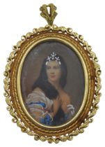 A VINTAGE GOLD MOUNTED PORTRAIT BROOCH, the oval form panel painted with a depiction of an elegant