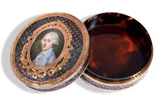 AN 18TH CENTURY TORTOISESHELL MOTHER OF PEARL AND GOLD PORTRAIT BOX depicting a man in white wig and