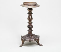 A GOOD ISLAMIC BRONZE OIL LAMP STAND, 16th/17th century or possibly earlier, the circular platform