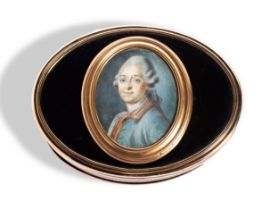 AN 18TH CENTURY OVAL TORTOISESHELL AND GOLD PORTRAIT BOX depicting a smiling gentle man in white wig