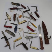 A MIXED GROUP OF TWENTY TWO VINTAGE POCKET KNIVES AND A DEPOSE THROWING KNIFE, the lot includes