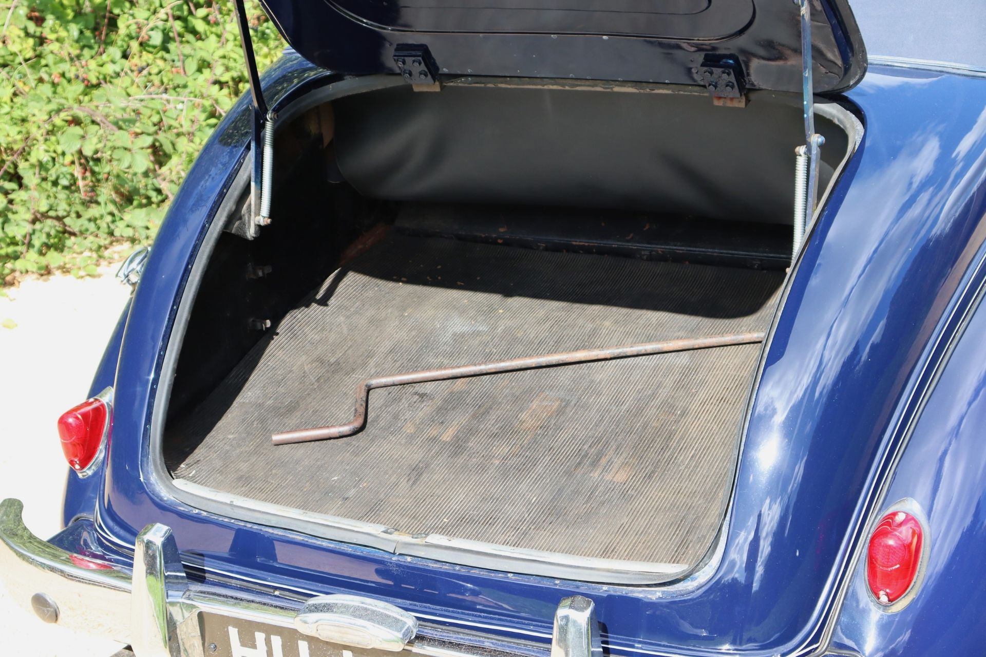 1952 ALVIS TA21 THREE-POSITION DROPHEAD COUPE Registration Number: HUJ 259 Chassis Number: 24489 - Image 41 of 44