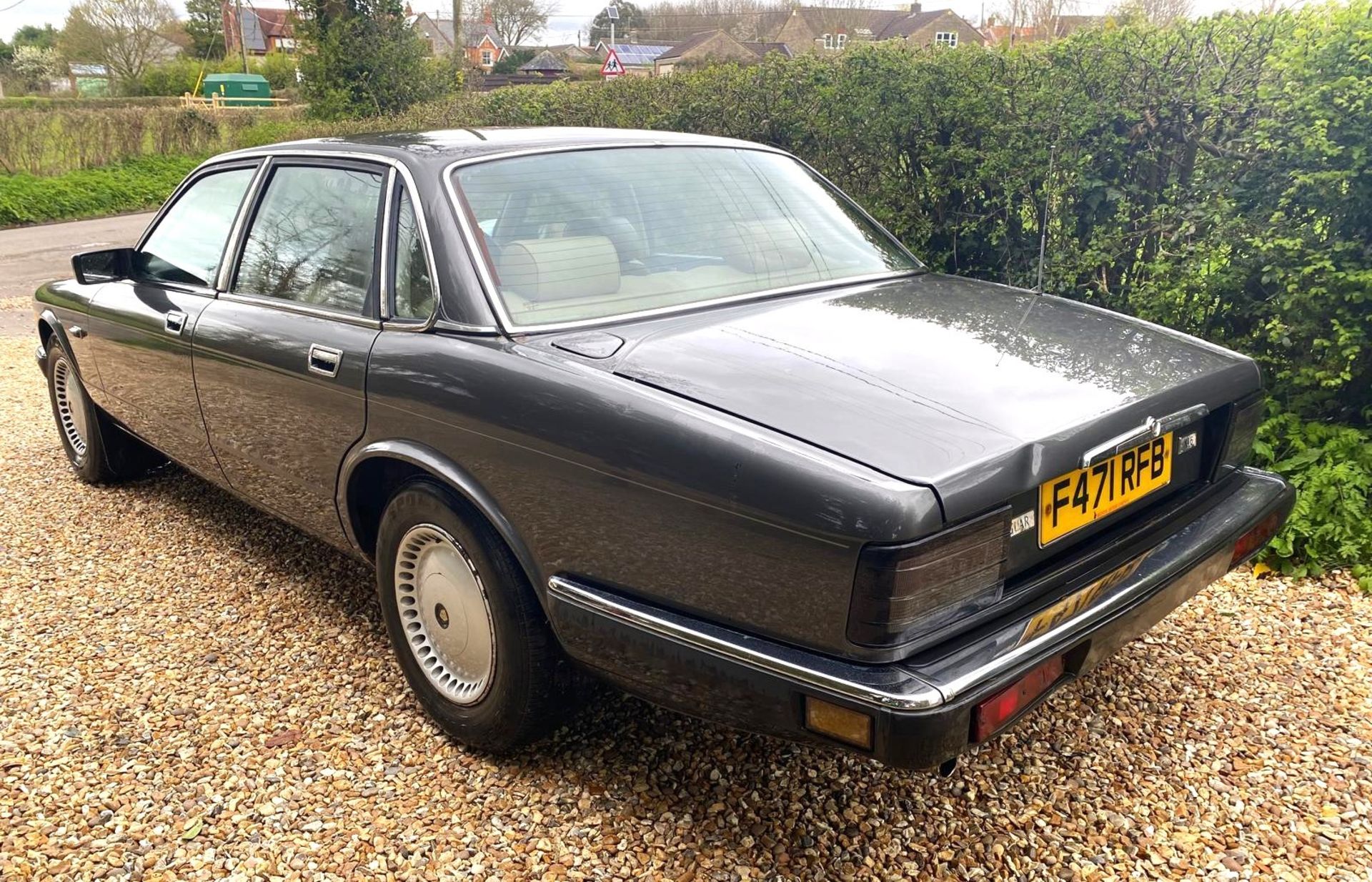1989 JAGUAR XJ40 3.6 Registration Number: F471 RFB Chassis Number: SAJJFALH3AA576567 Recorded - Image 4 of 8