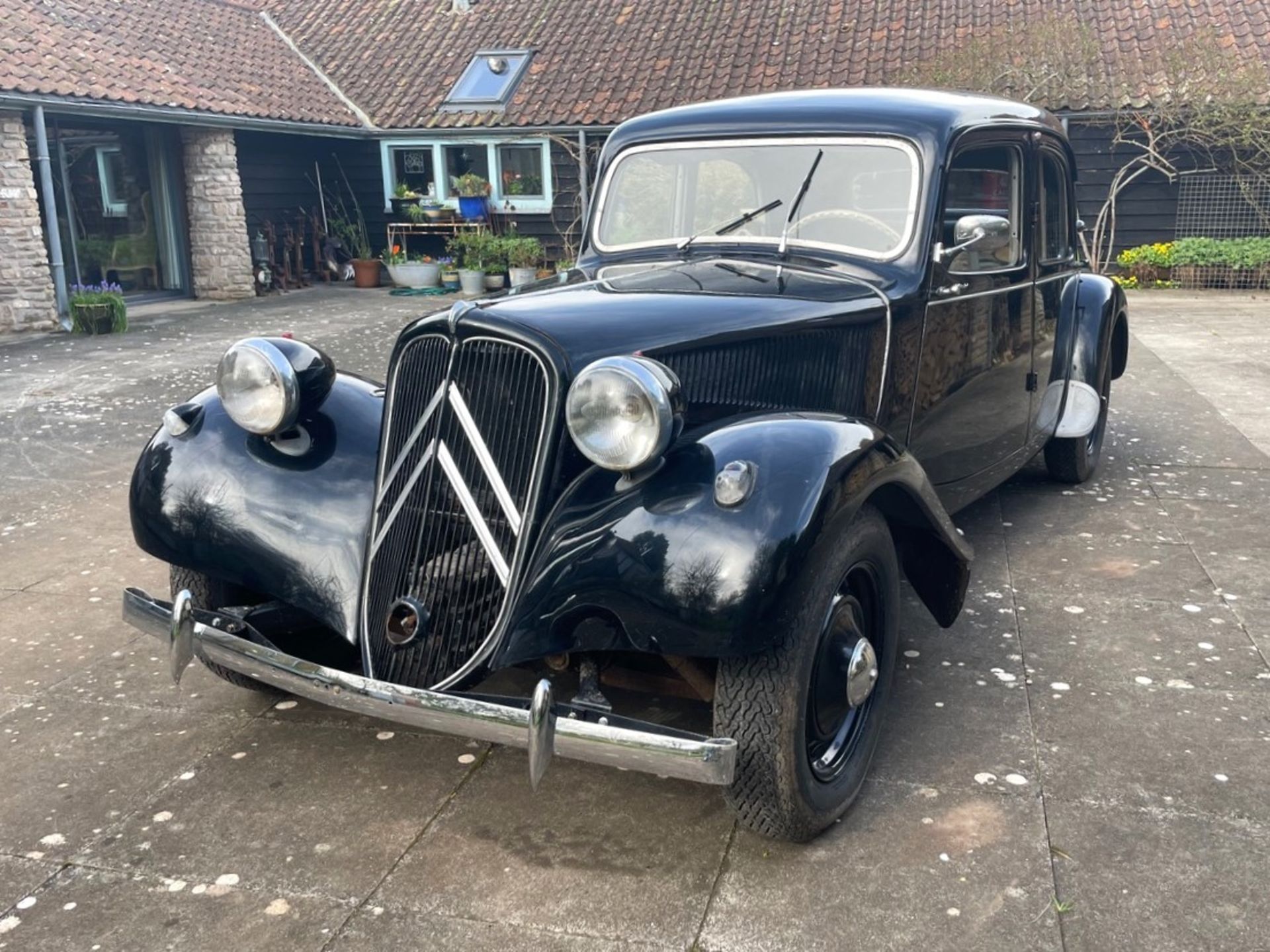 1956 CITROEN TRACTION AVANT 11BL ‘MALLE BOMBE’ Registration Number: LSU 513 Chassis Number: TBA