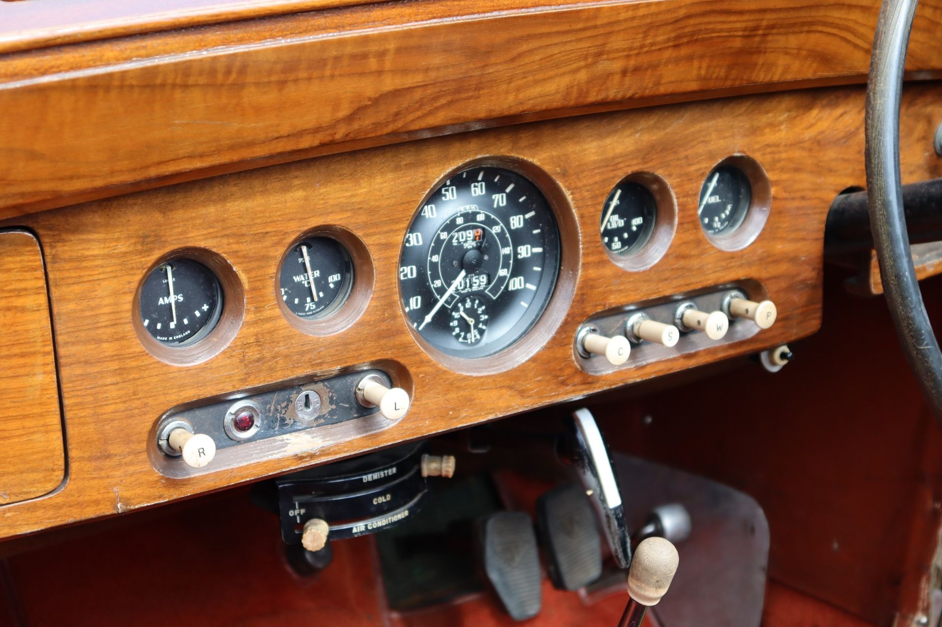 1952 ALVIS TA21 THREE-POSITION DROPHEAD COUPE Registration Number: HUJ 259 Chassis Number: 24489 - Image 36 of 44