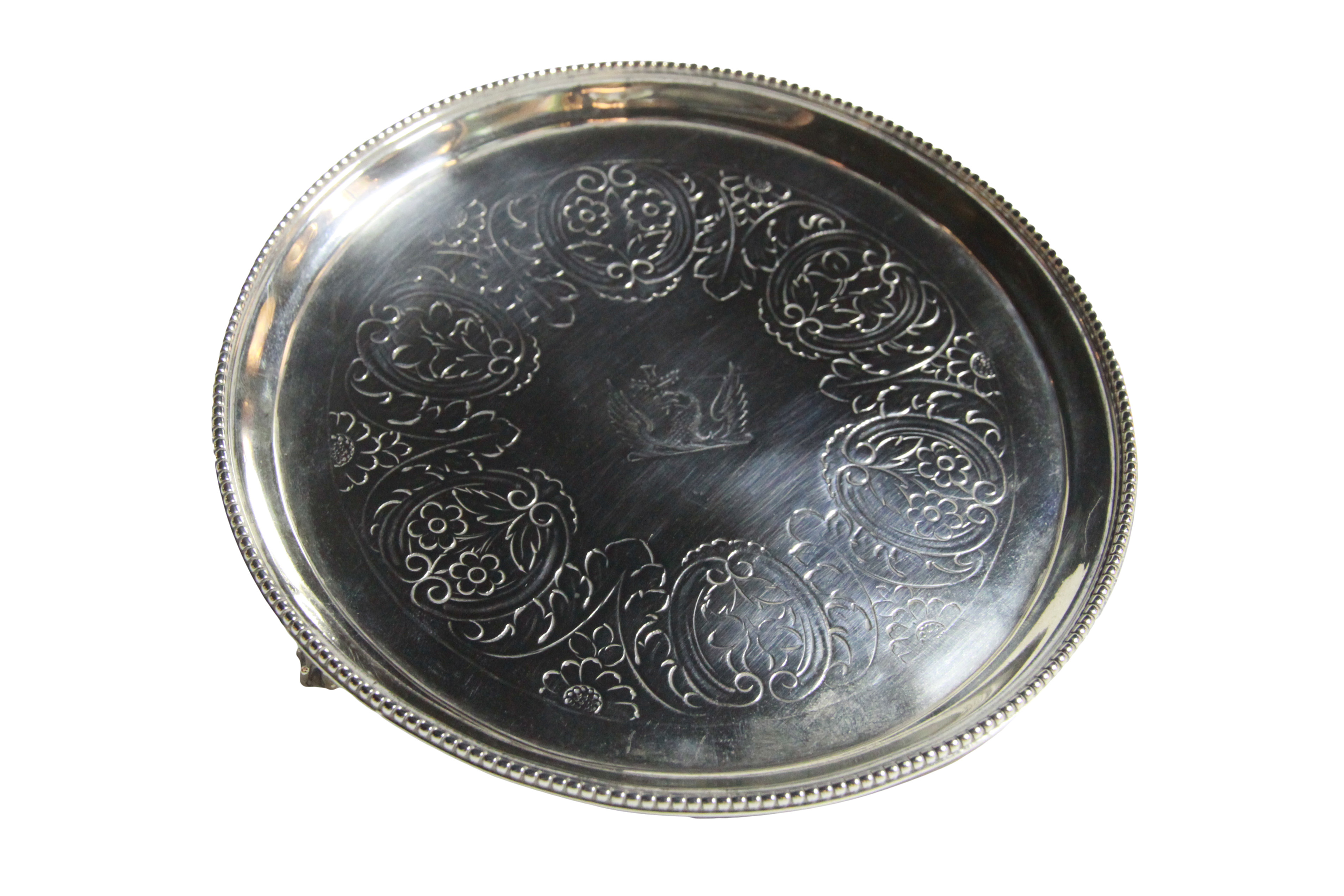 A pretty silver salver, London 1842, with central centralized crest, (Diameter 16 cm, 6.3 oz) - Image 2 of 3