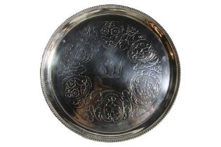 A pretty silver salver, London 1842, with central centralized crest, (Diameter 16 cm, 6.3 oz)