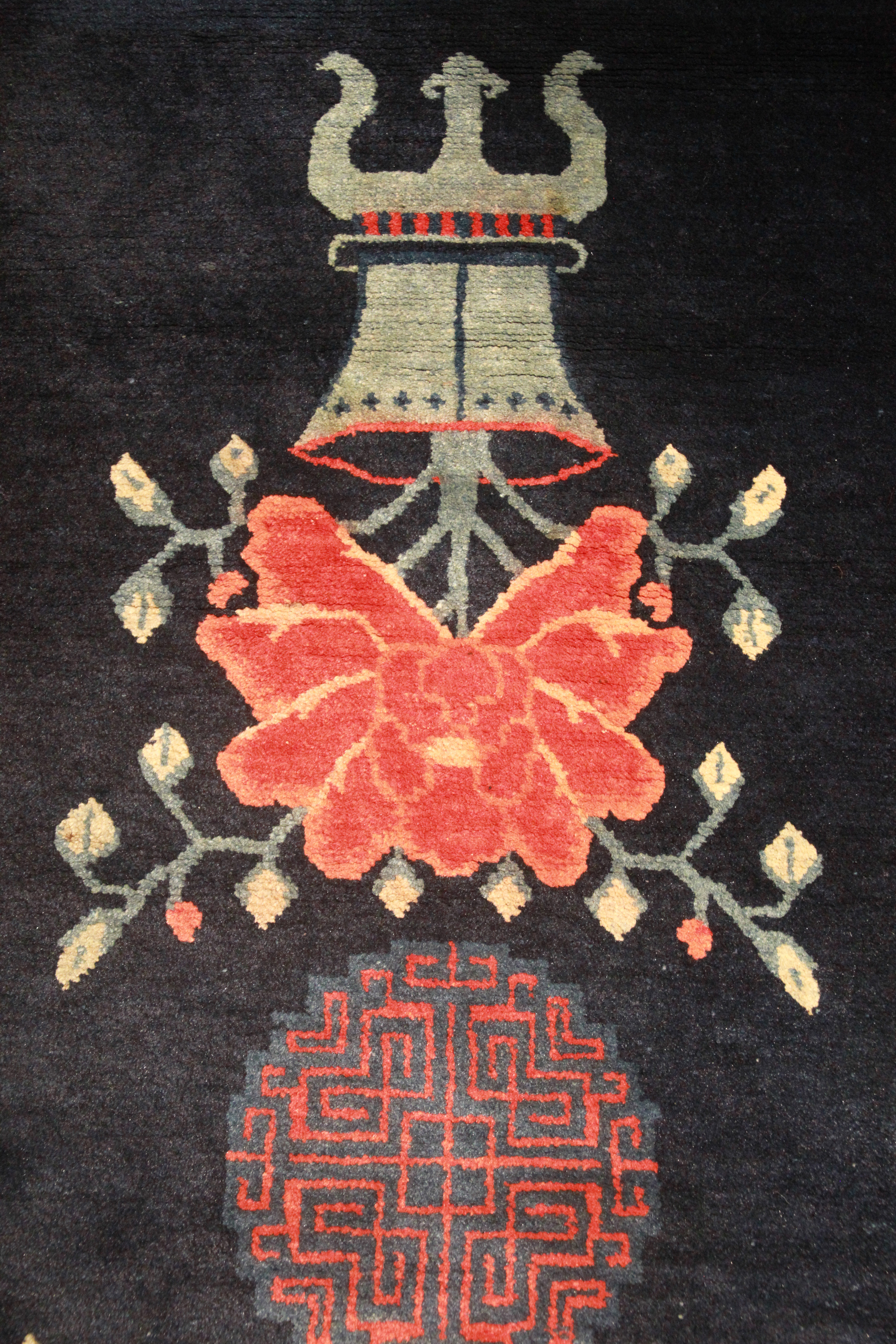 A good Chinese antique rug, blue ground decorated with urns of foliage red lotus. (L: 168 cm, L: - Bild 2 aus 7