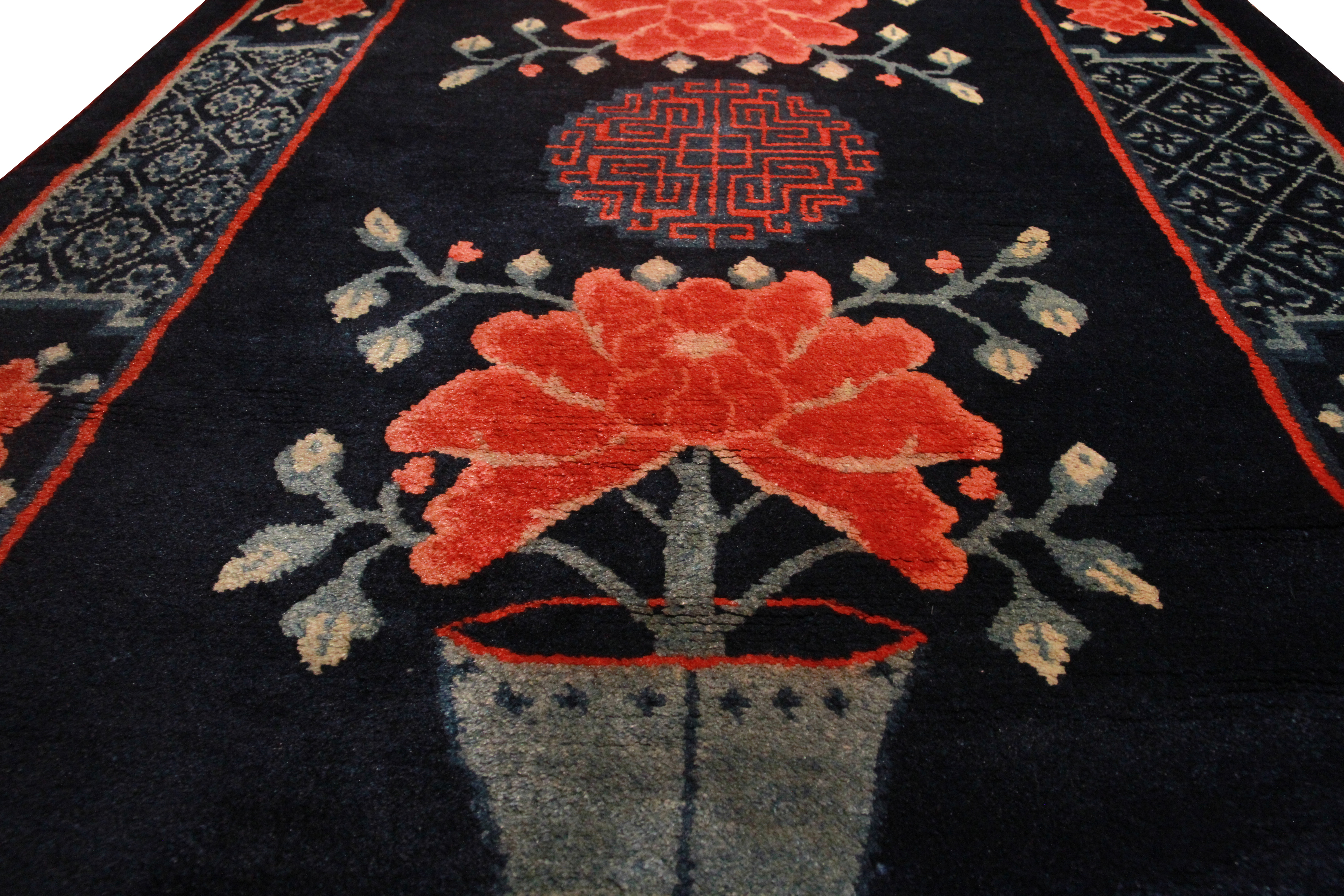 A good Chinese antique rug, blue ground decorated with urns of foliage red lotus. (L: 168 cm, L: - Bild 5 aus 7