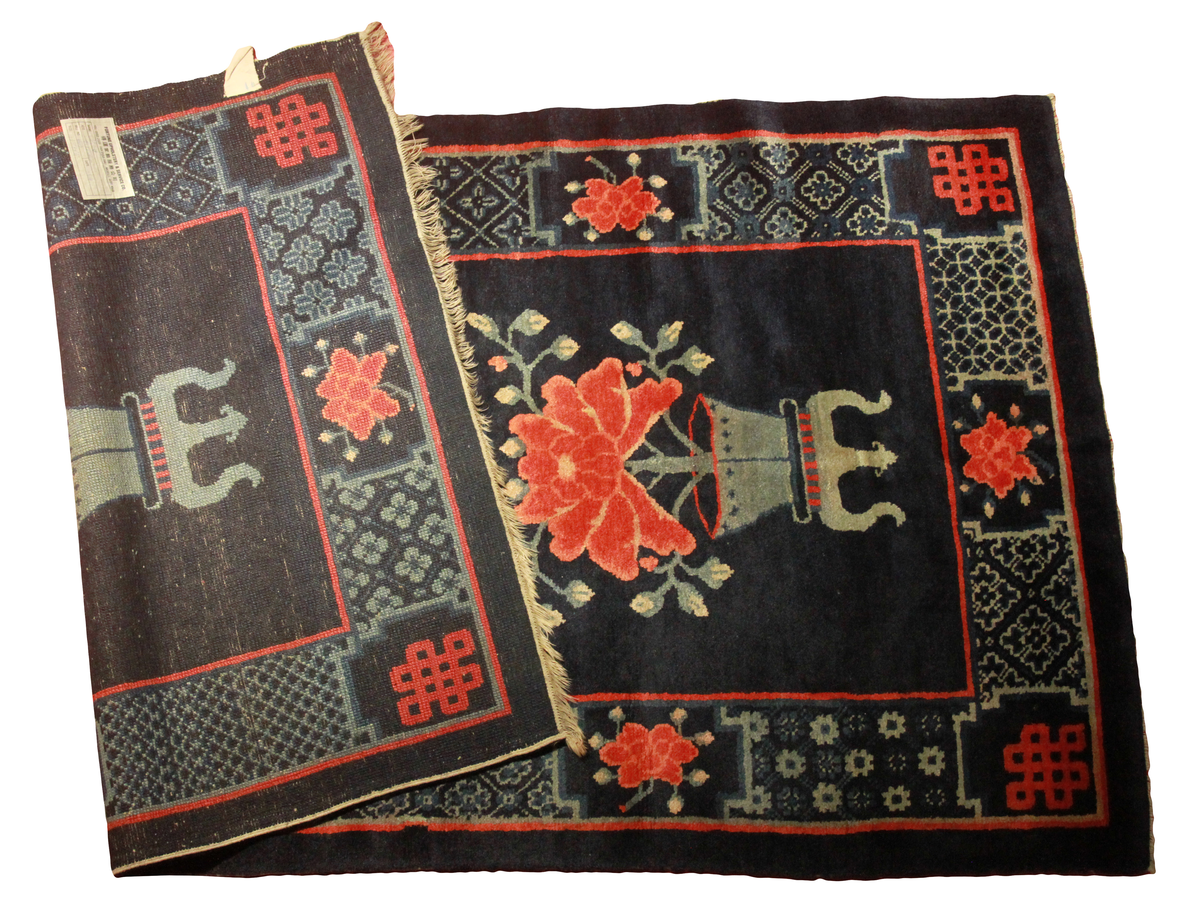 A good Chinese antique rug, blue ground decorated with urns of foliage red lotus. (L: 168 cm, L: - Bild 6 aus 7