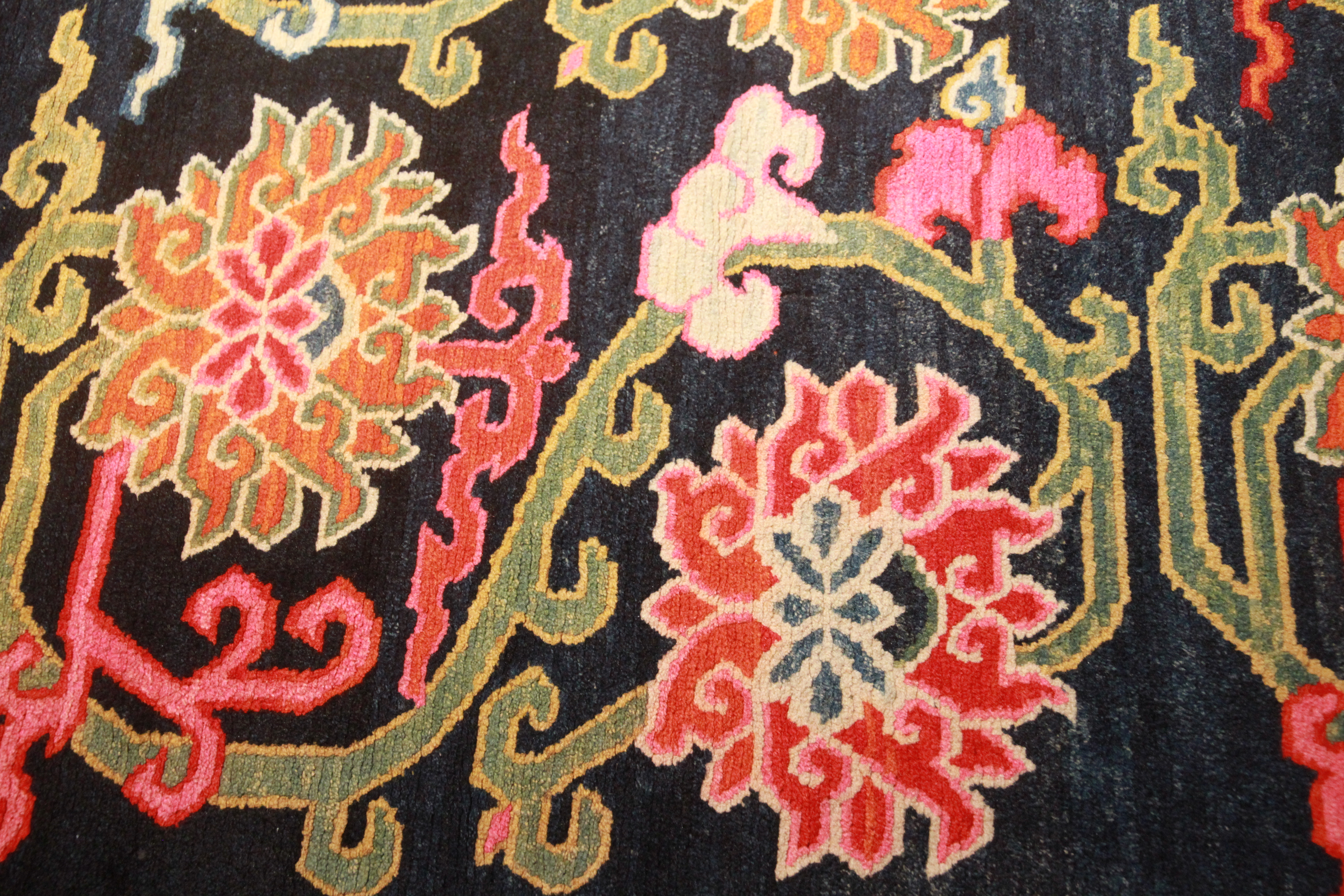 A good Tibetan blue ground rug depicting 12 rosettes. (L: 165 cm, L: 90 cm) - Image 2 of 4