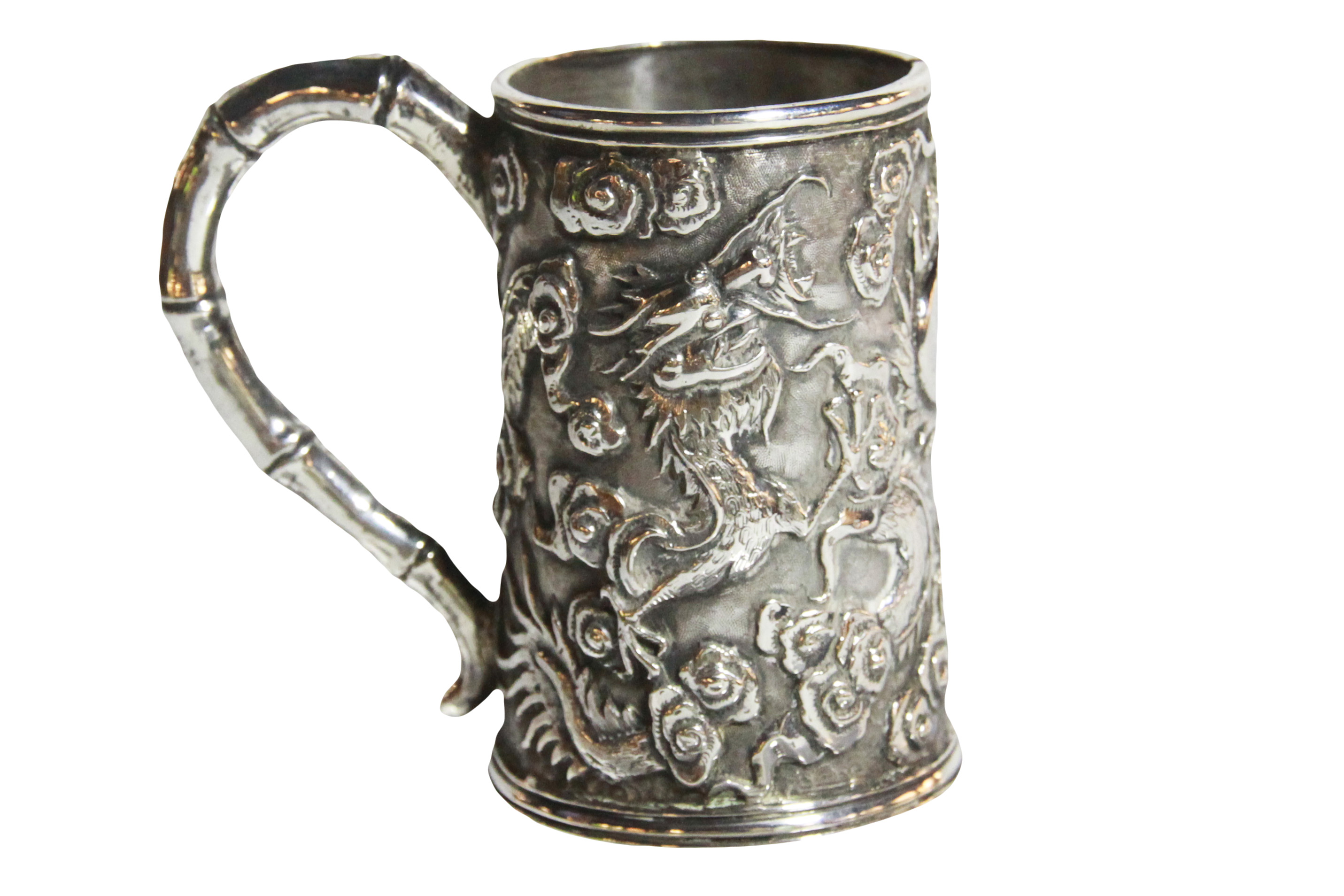 A small Chinese silver drinking vessel depicting dragons & mythical beasts with shaped handle, (H: 7 - Image 3 of 5