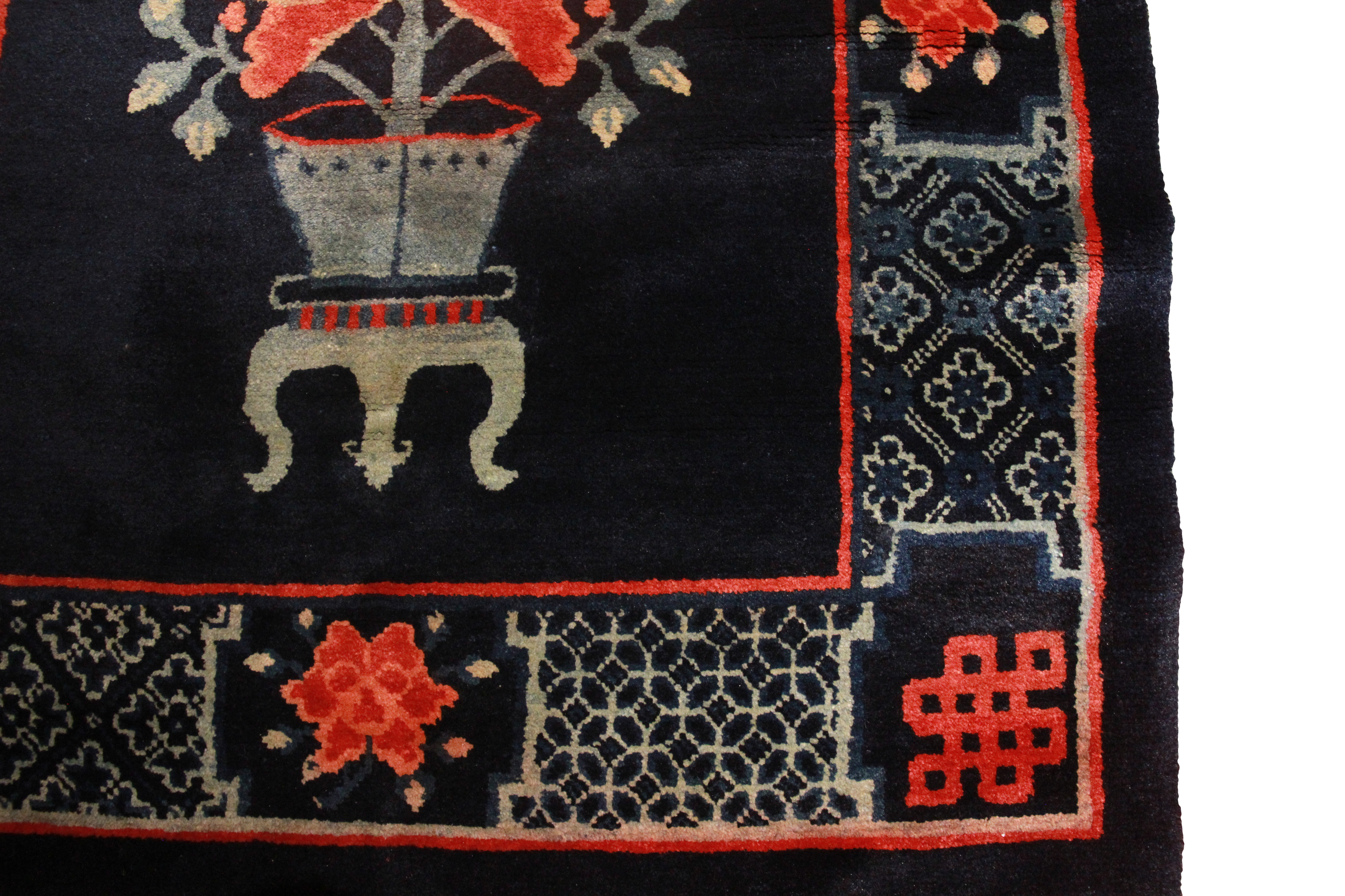 A good Chinese antique rug, blue ground decorated with urns of foliage red lotus. (L: 168 cm, L: - Bild 4 aus 7
