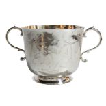 A good silver Porringer Edward Gladwin, 1683 London, with unusual Chinoiserie exotic birds,