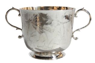 A good silver Porringer Edward Gladwin, 1683 London, with unusual Chinoiserie exotic birds,