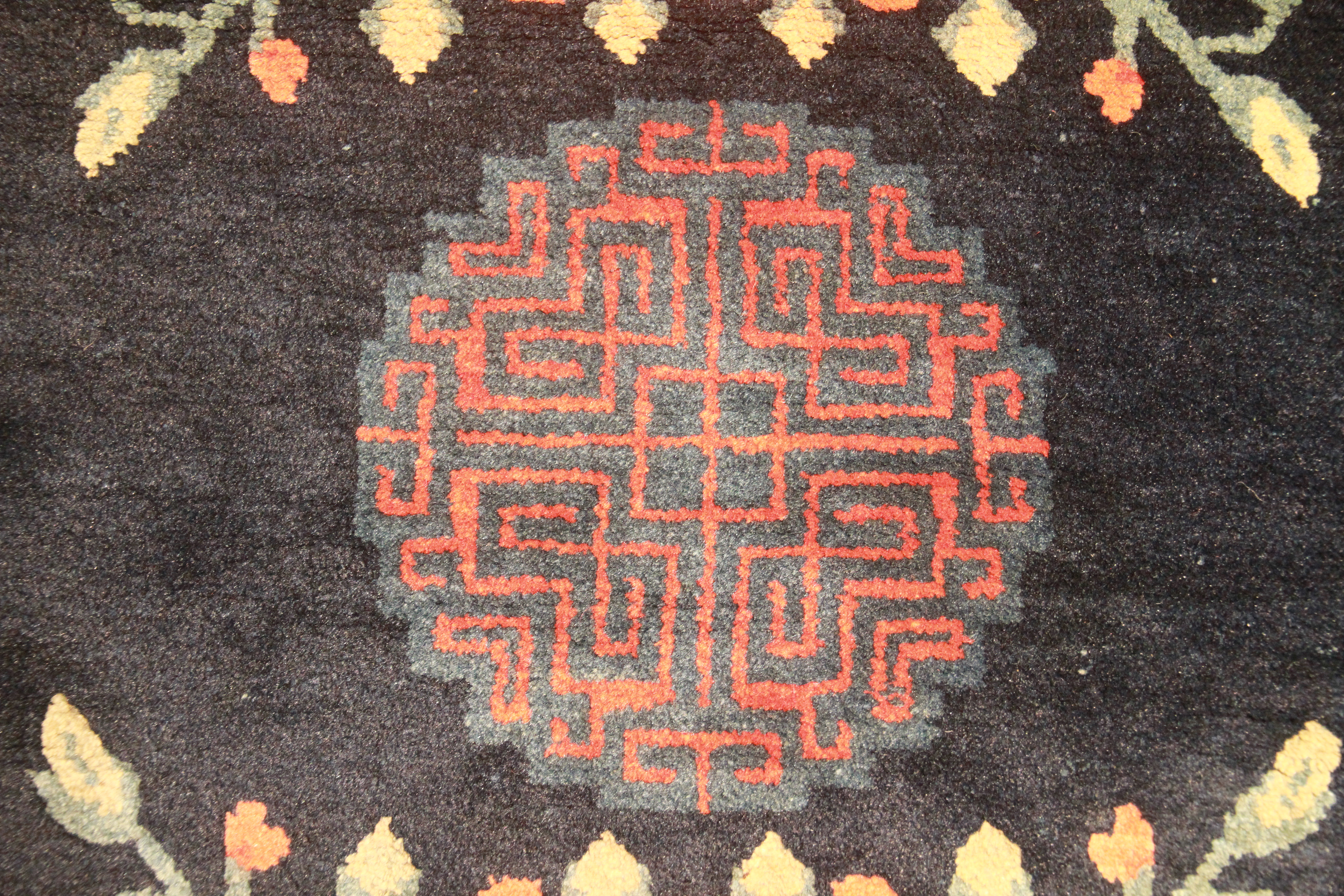 A good Chinese antique rug, blue ground decorated with urns of foliage red lotus. (L: 168 cm, L: - Bild 3 aus 7