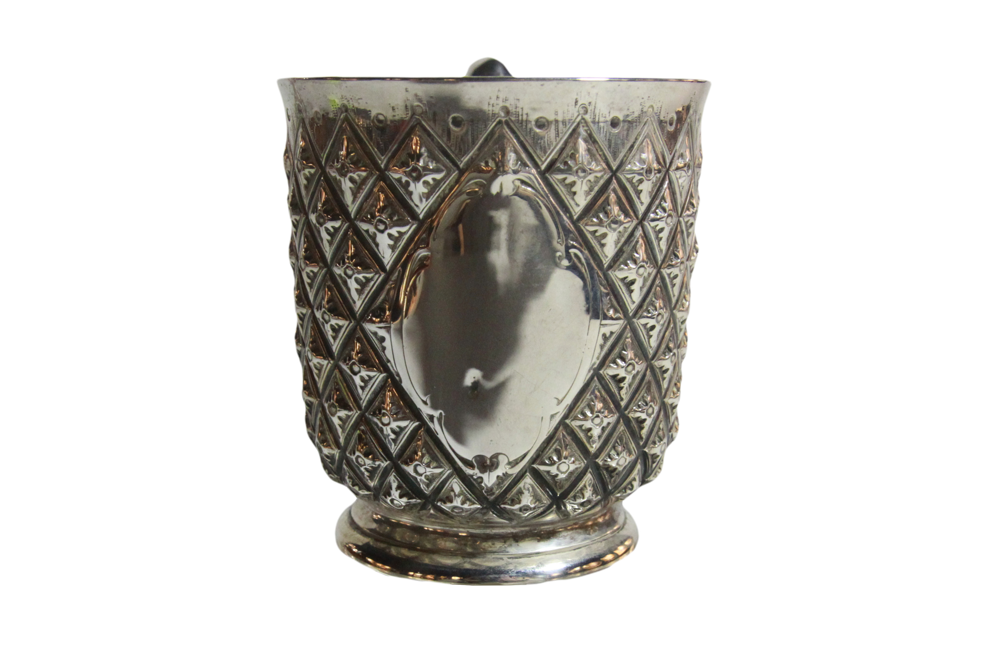 An unusual silver cup/ mug with shaped handle of geometric diamond design, London 1862 - Edward - Image 3 of 6