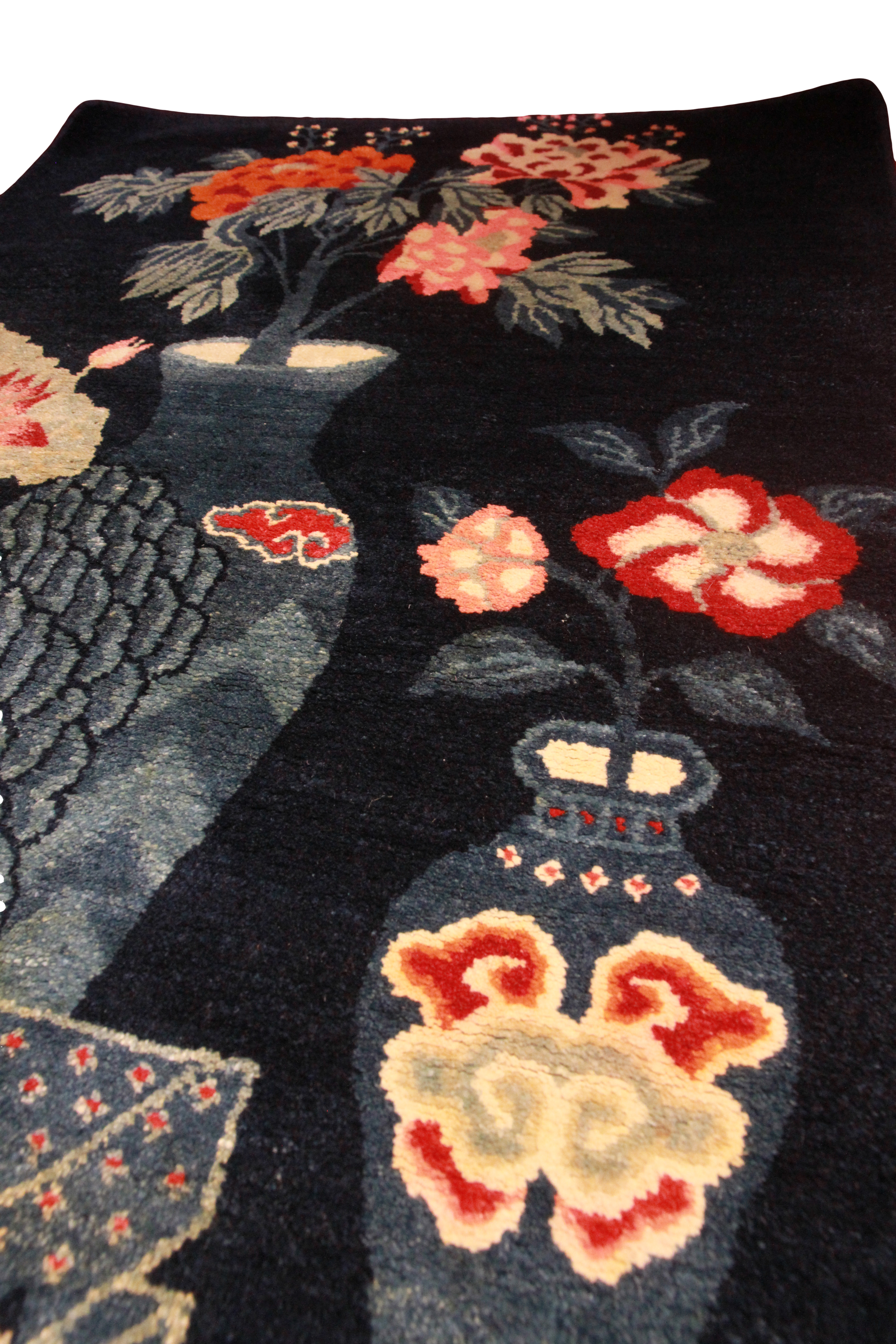 A good Chinese antique rug blue ground depicting a large vase flowers upon an urn stand. Possibly - Image 3 of 5