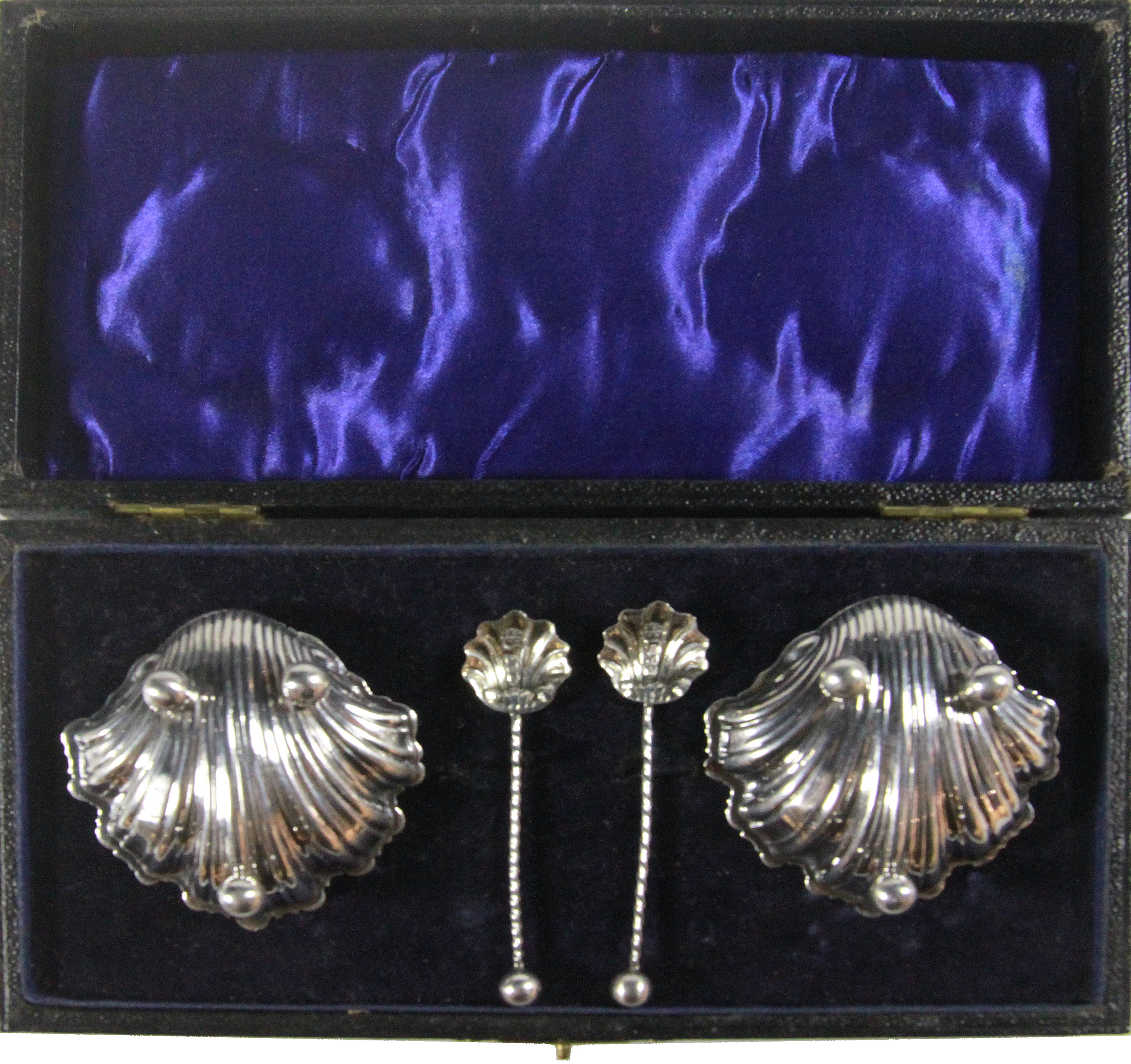A cased pair of silver salts & spoons of shell design, Chester 1913, J. Deacon&sons & a silver money - Image 2 of 4