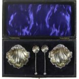 A cased pair of silver salts & spoons of shell design, Chester 1913, J. Deacon&sons & a silver money