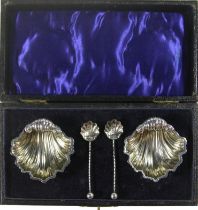 A cased pair of silver salts & spoons of shell design, Chester 1913, J. Deacon&sons & a silver money