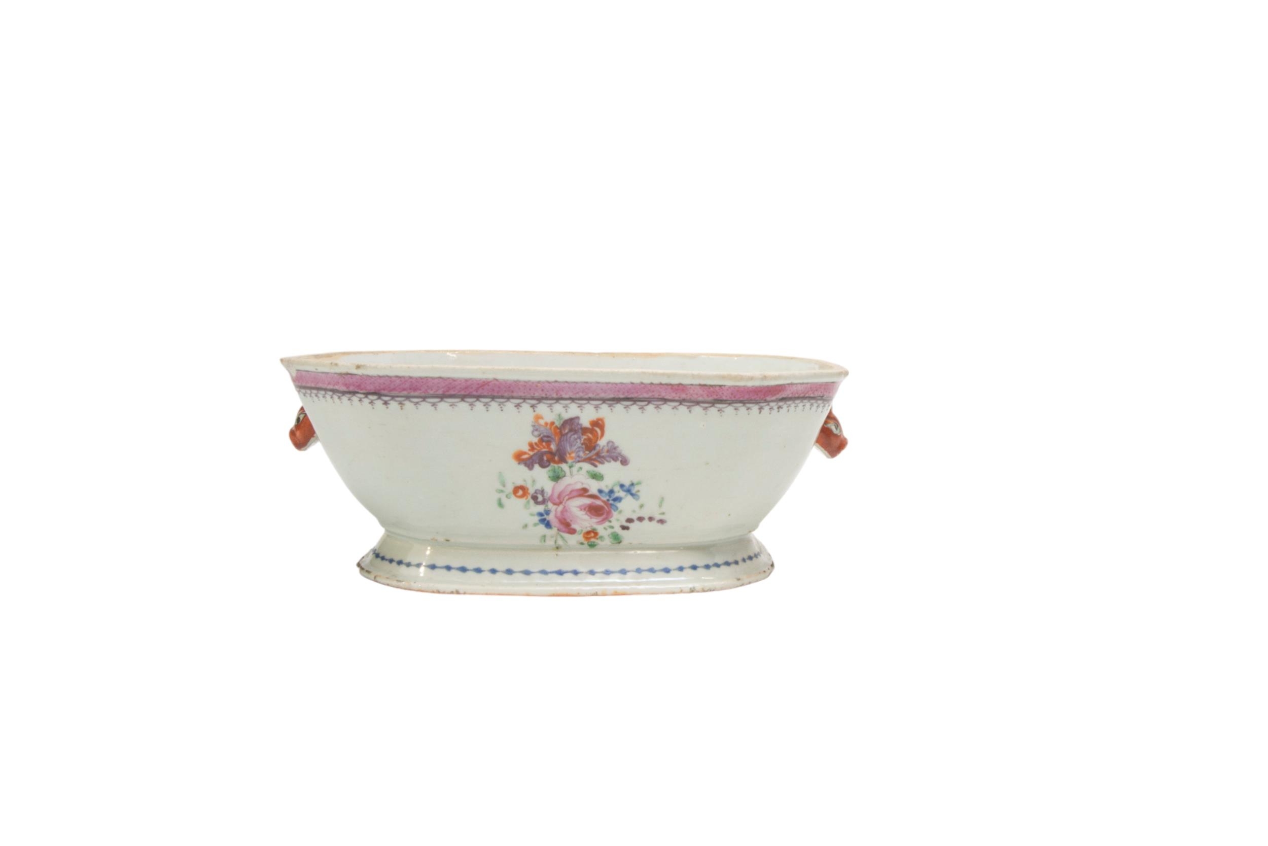 THREE CHINESE EXPORT TUREEN BASES AND A MIXED GROUP OF SIXTEEN COVERS, QING DYNASTY, LATE 18TH / - Image 6 of 7