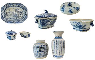 A MIXED GROUP OF CHINESE BLUE AND WHITE CERAMICS, PREDOMINANTLY 19TH CENTURY, the lot includes