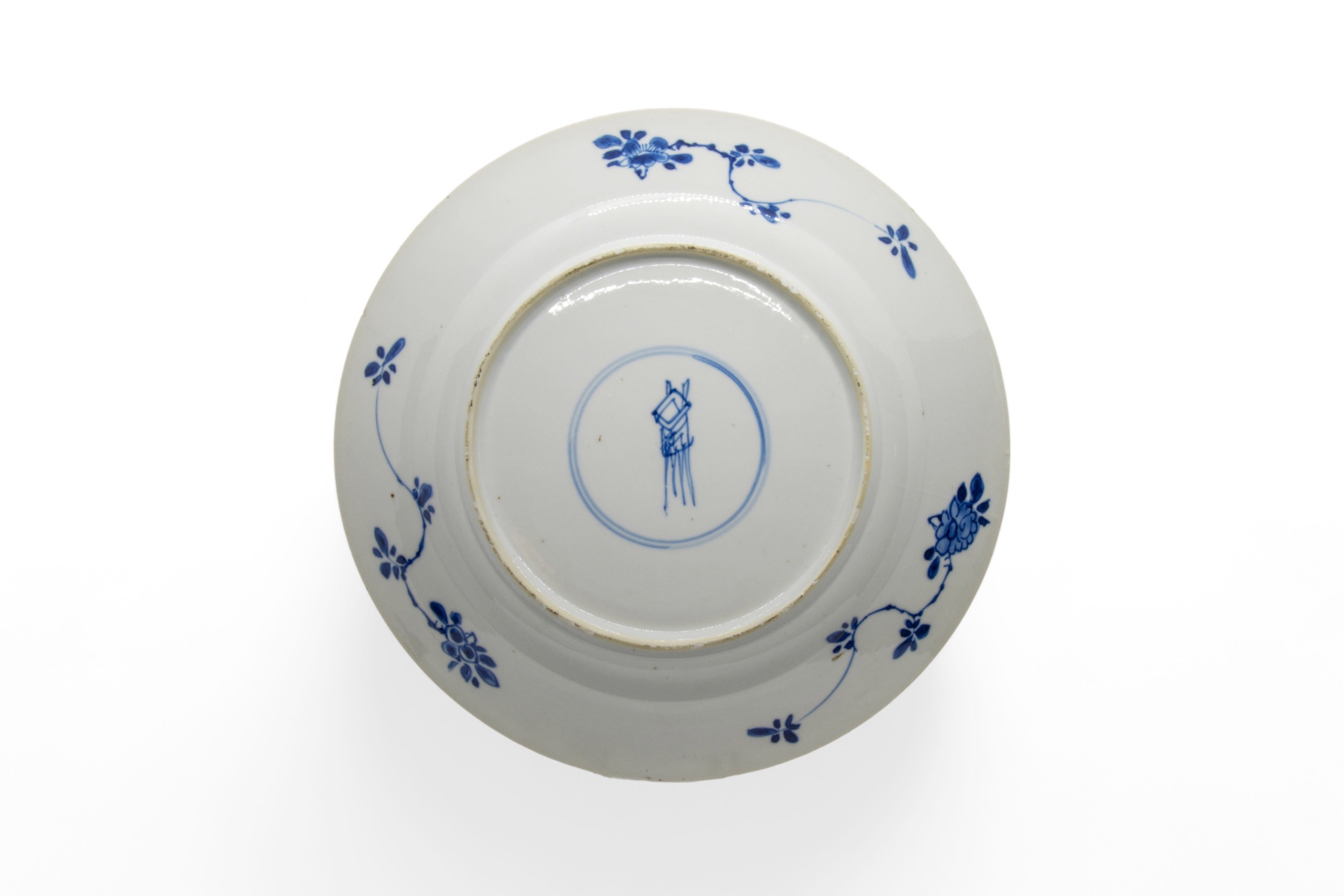A GROUP OF FOUR CHINESE BLUE AND WHITE DISHES KANGXI PERIOD (1662-1722) 25cm - 28cm diam - Image 4 of 10