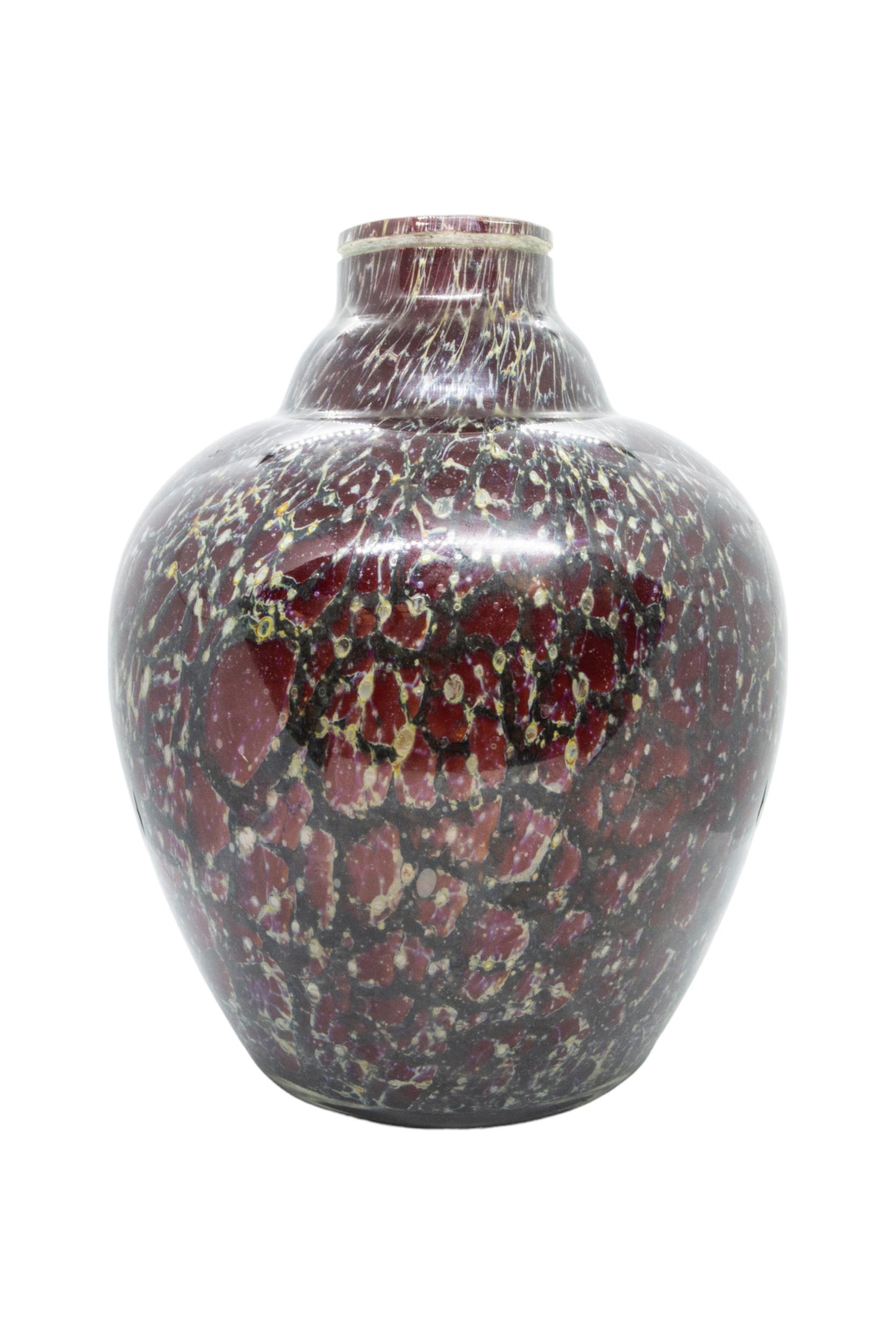 A LARGE VINTAGE BALUSTER GLASS VASE, internally decorated with a crackle effect over a rich
