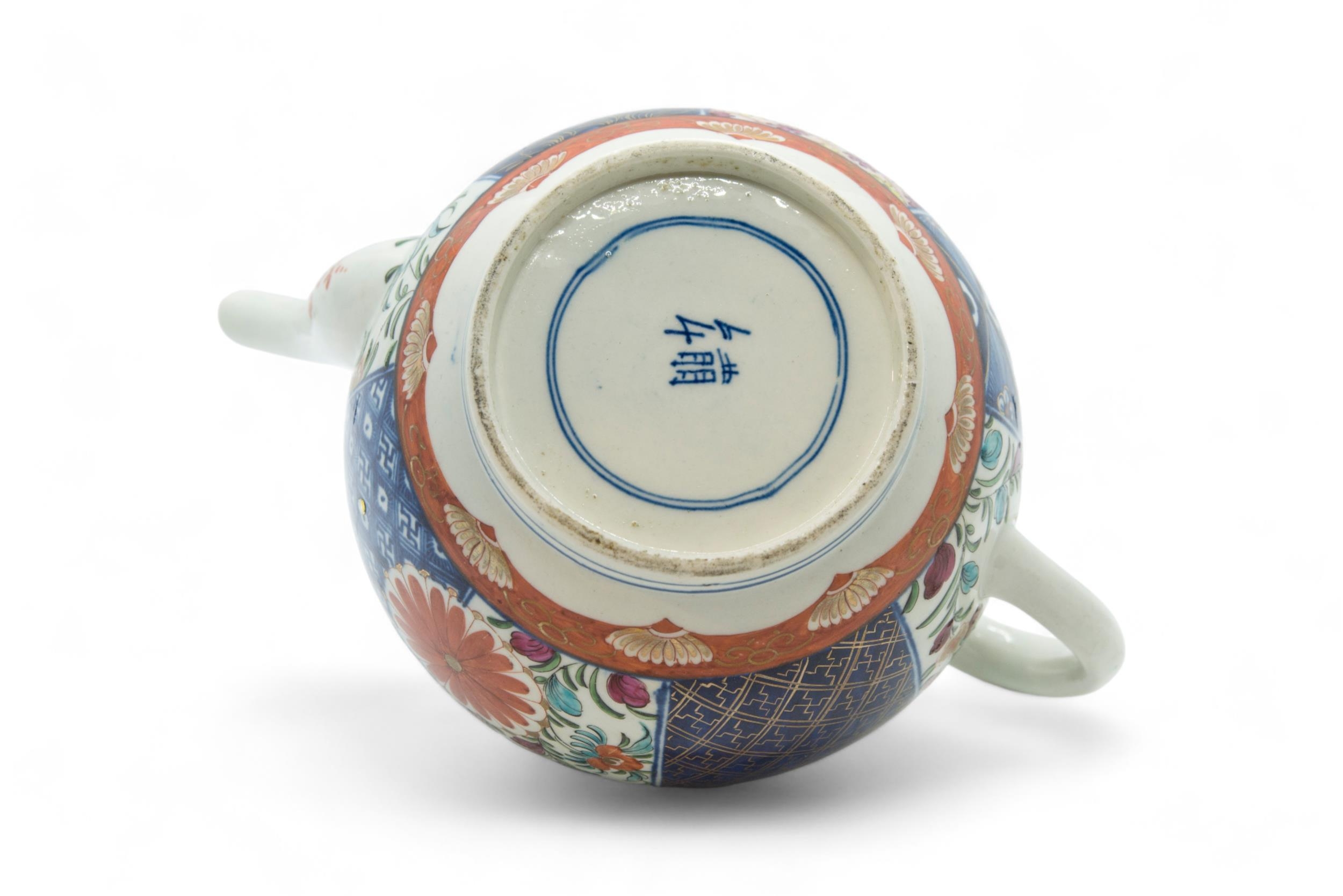 AN 18TH CENTURY WORCESTER IMARI TEAPOT With silver leaf finial replacement, 22cms wide - Image 3 of 4