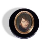 A LATE 18TH CENTURY GOLD LIDDED LACQUERED PORTRAIT BOX DEPICTING A GENTLEMAN