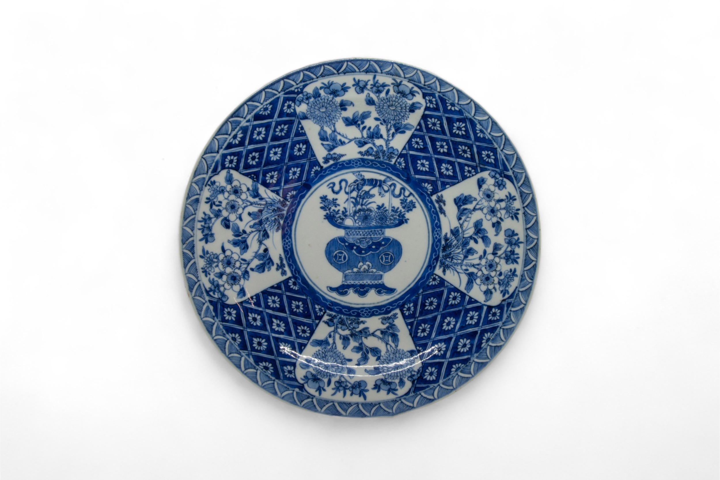 A GROUP OF FOUR CHINESE BLUE AND WHITE DISHES KANGXI PERIOD (1662-1722) 25cm - 28cm diam - Image 10 of 10