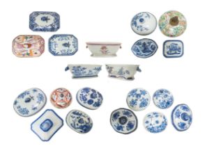 THREE CHINESE EXPORT TUREEN BASES AND A MIXED GROUP OF SIXTEEN COVERS, QING DYNASTY, LATE 18TH /