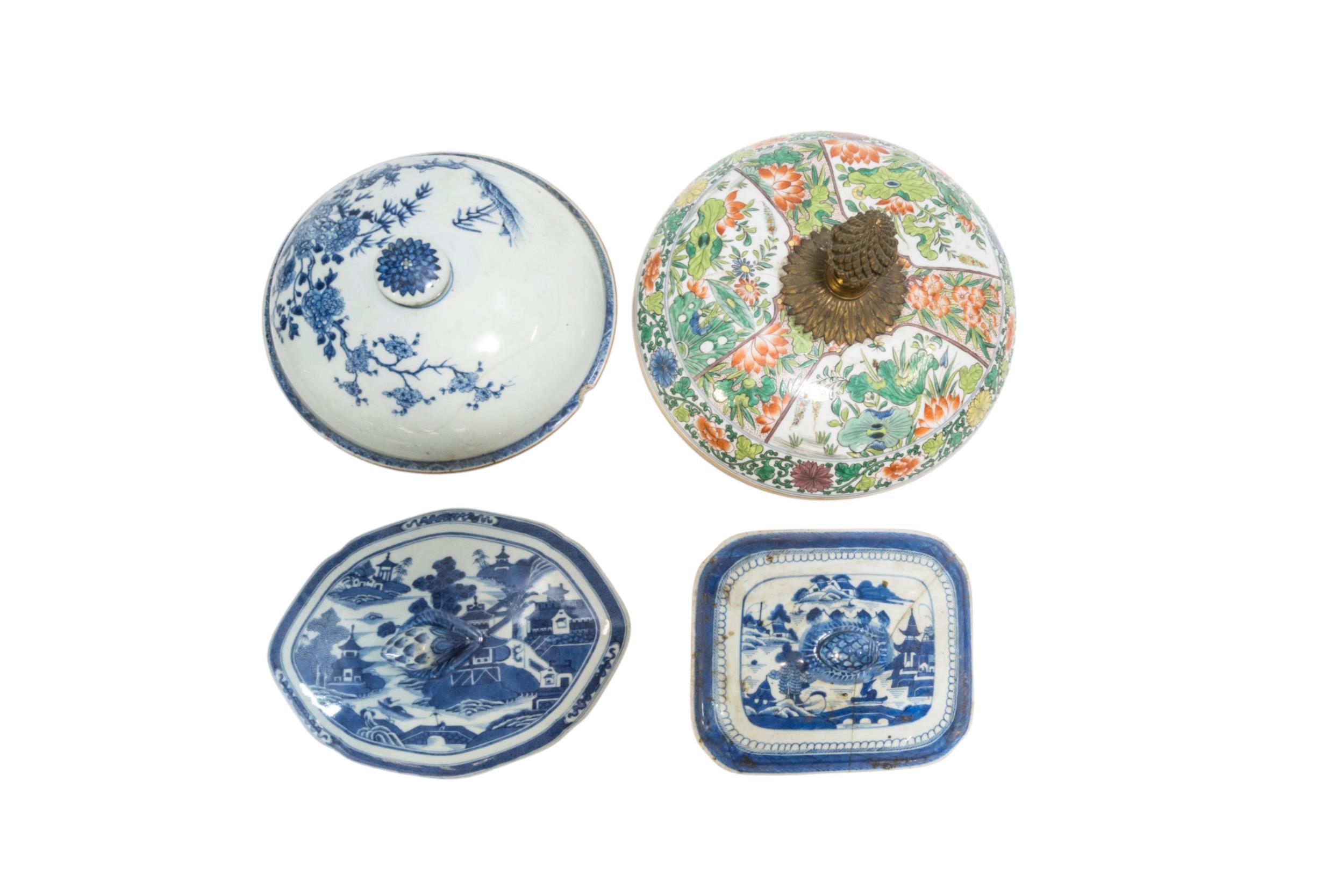 THREE CHINESE EXPORT TUREEN BASES AND A MIXED GROUP OF SIXTEEN COVERS, QING DYNASTY, LATE 18TH / - Image 4 of 7