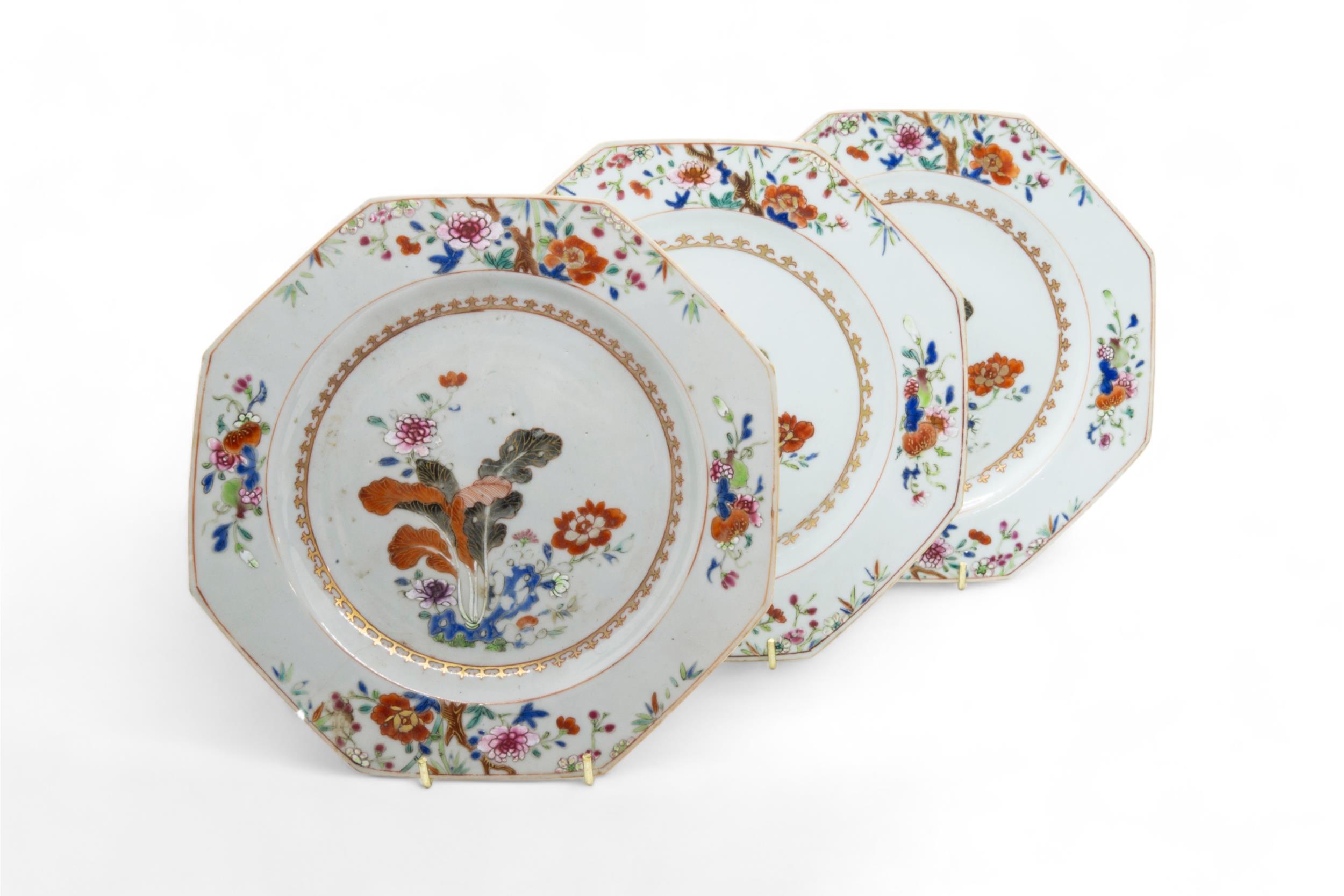 A GROUP OF FOURTEEN CHINESE EXPORT DISHES QING DYNASTY, 18TH CENTURY 22cm - 23cm diam approx - Image 2 of 8