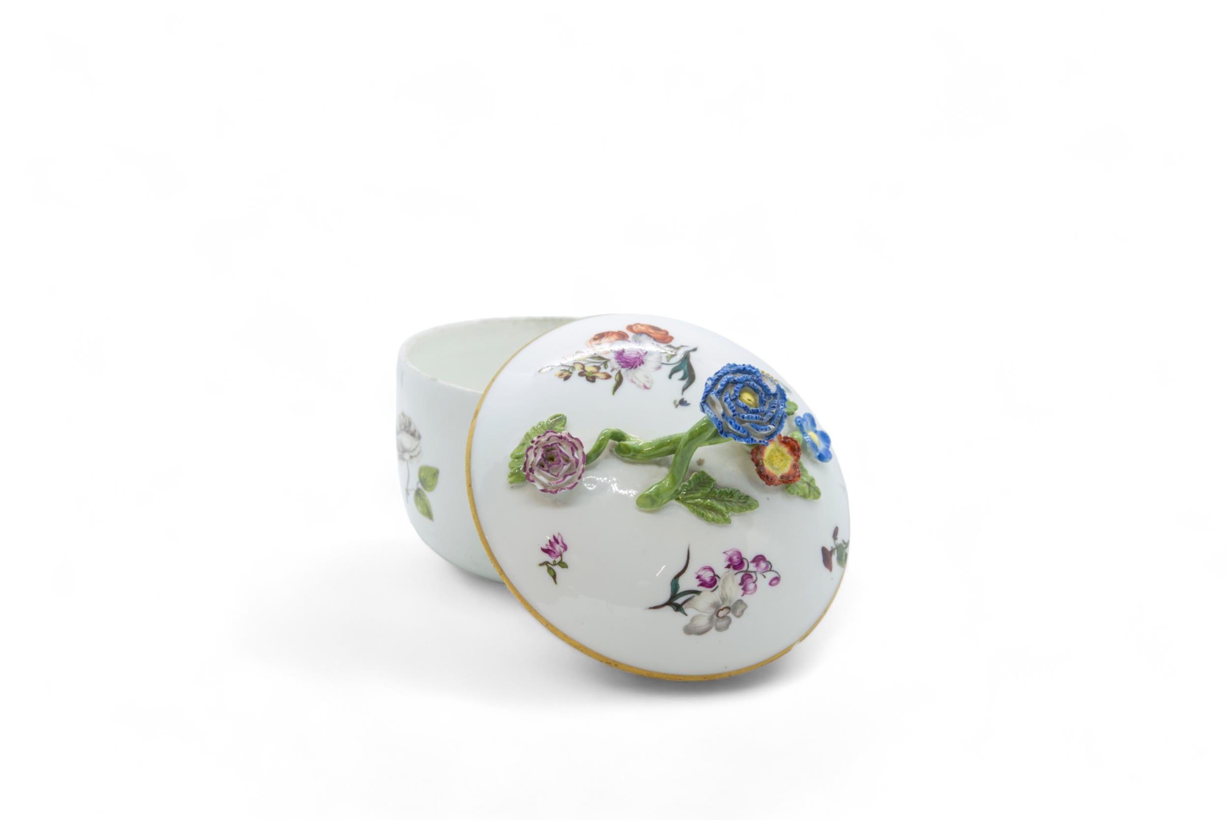 AN 18TH CENTURY MEISSEN SUGAR BOX 11cms wide. - Image 4 of 4