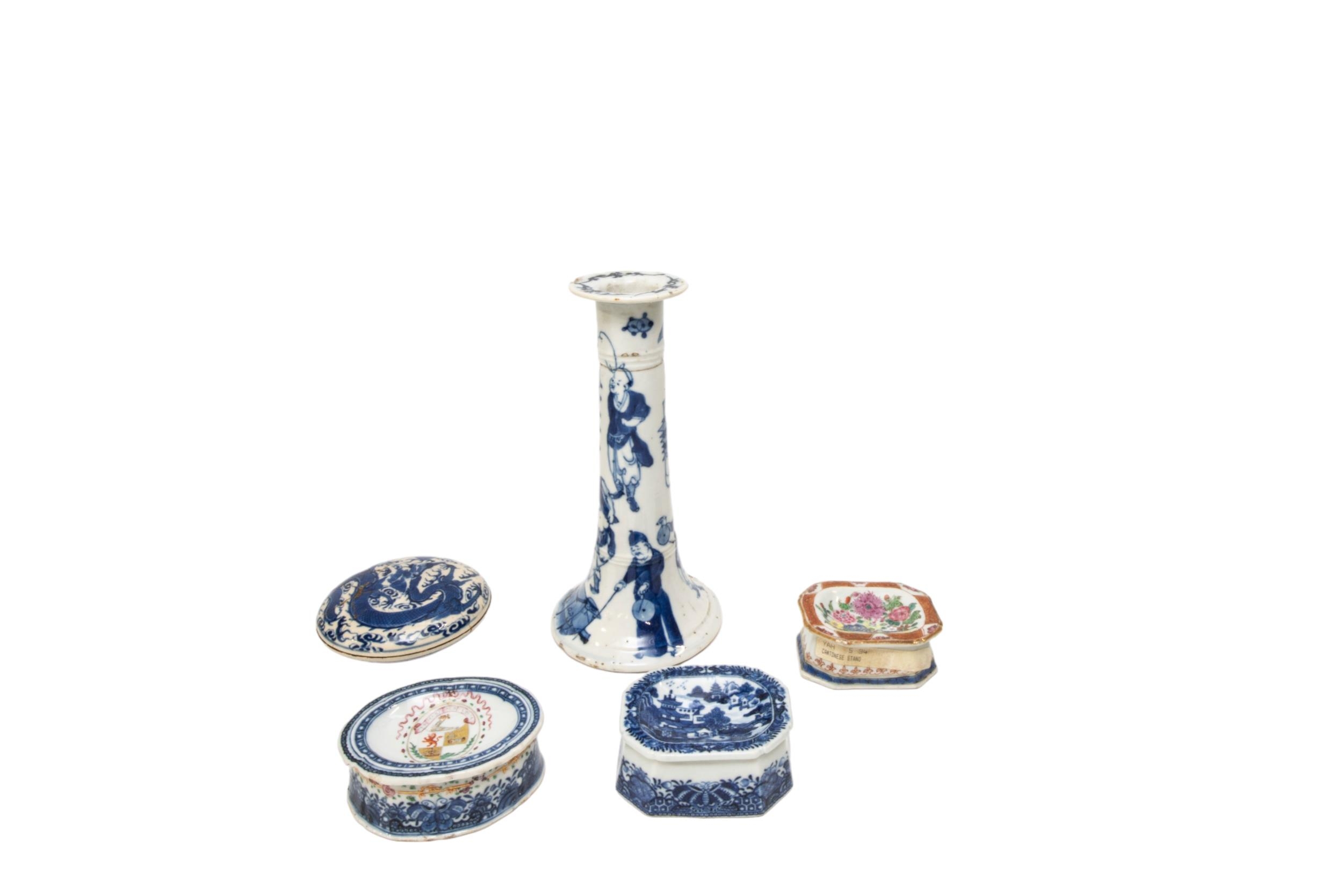 A SMALL COLLECTION OF CHINESE PORCELAIN WARES, MAINLY 19TH CENTURY, the lot includes three Chinese - Image 3 of 4