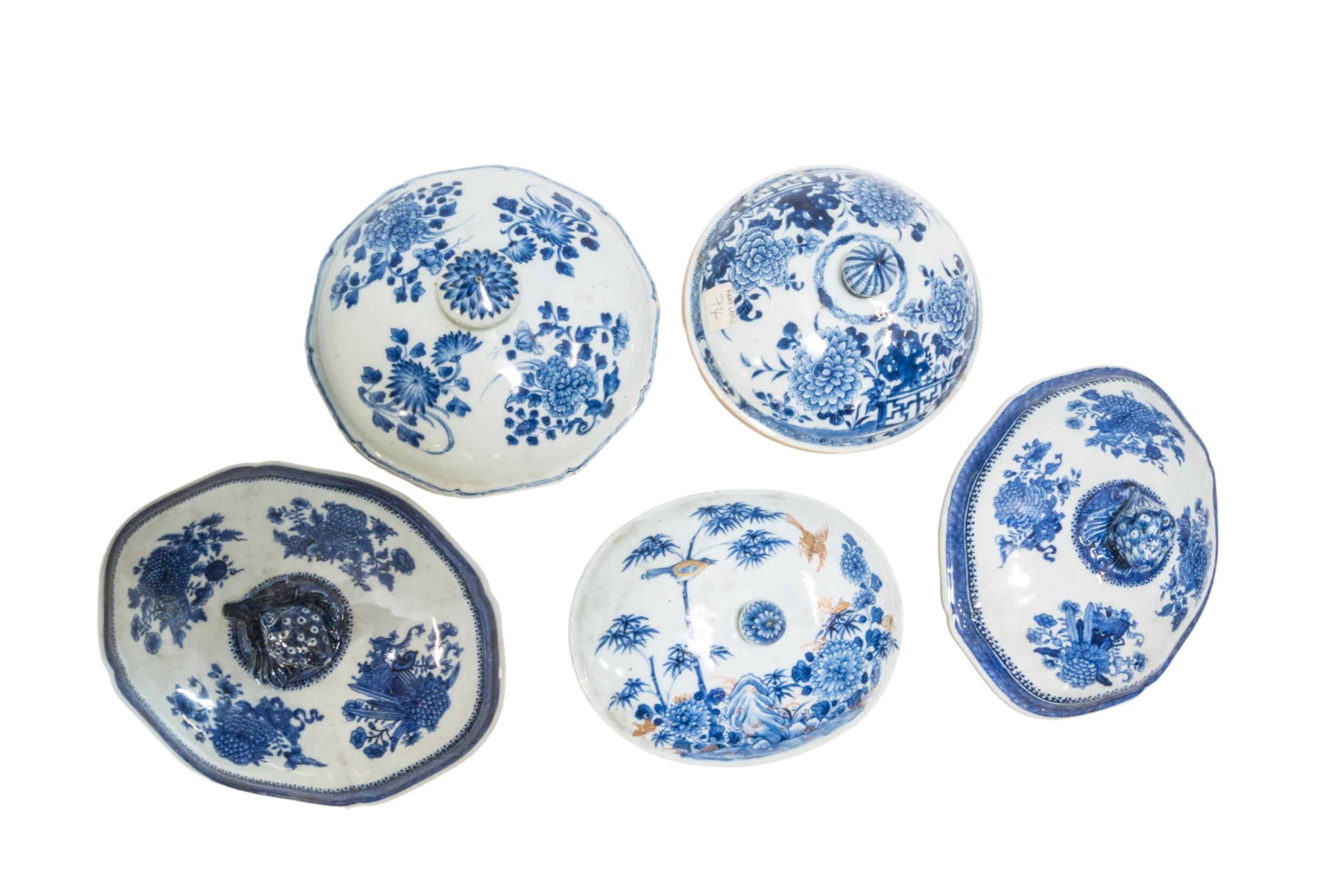 THREE CHINESE EXPORT TUREEN BASES AND A MIXED GROUP OF SIXTEEN COVERS, QING DYNASTY, LATE 18TH / - Image 3 of 7