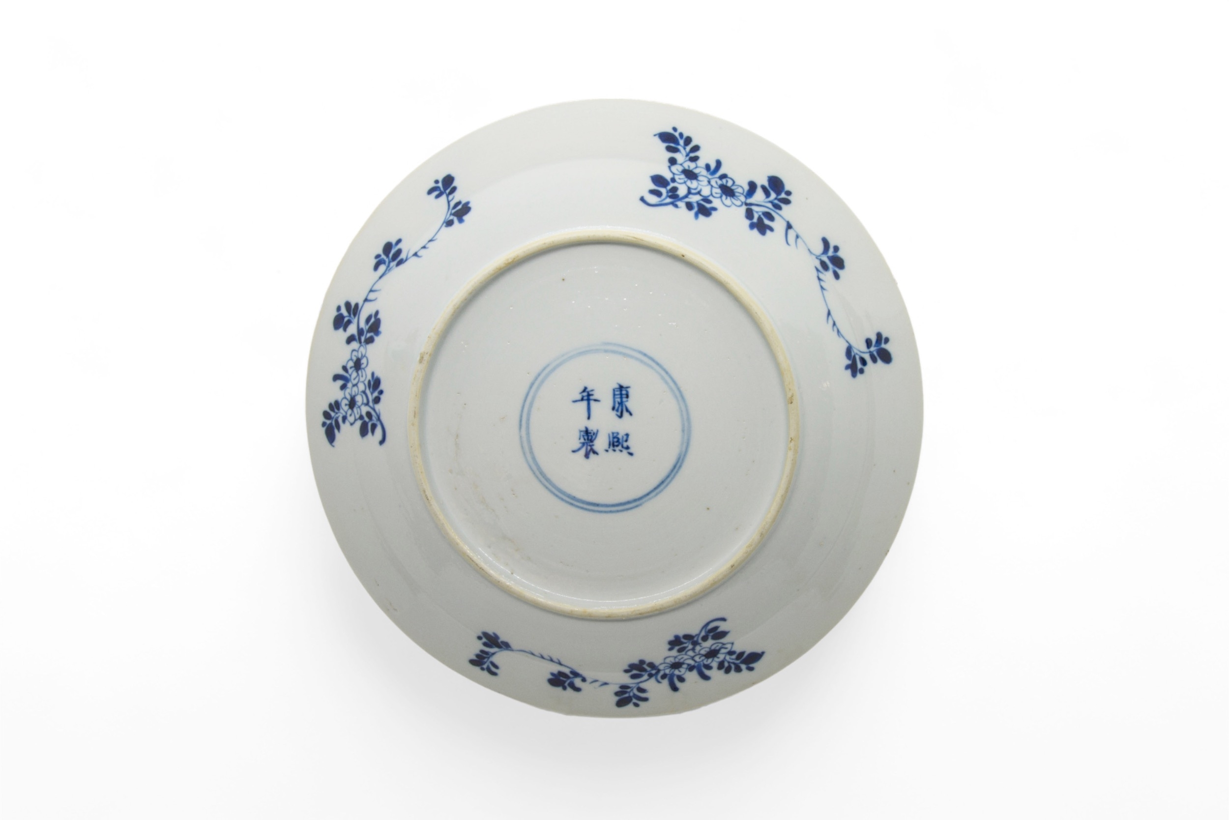 A GROUP OF FOUR CHINESE BLUE AND WHITE DISHES KANGXI PERIOD (1662-1722) 25cm - 28cm diam - Image 9 of 10
