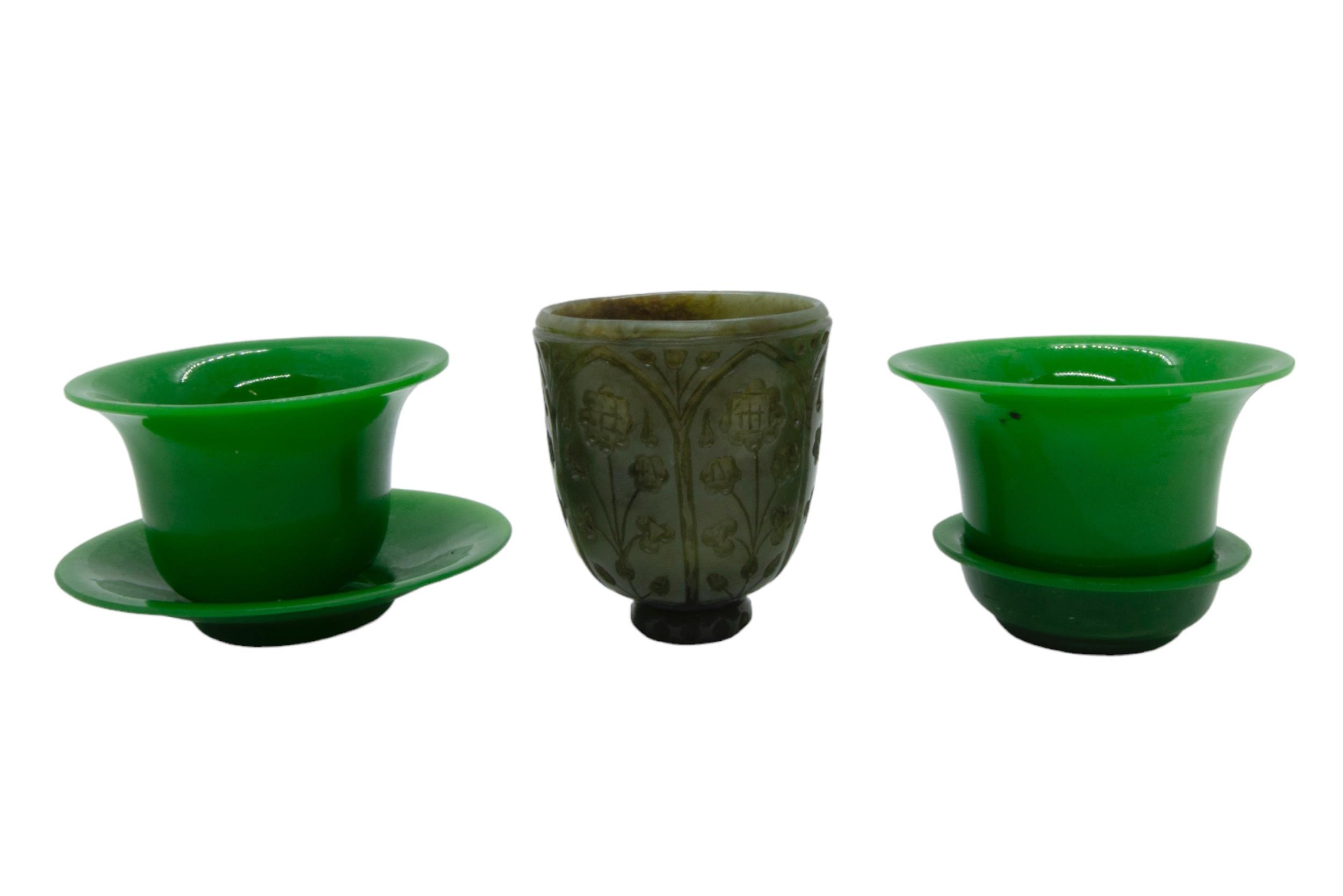 FOUR PIECES OF PEKING GLASS AND A CARVED HARDSTONE ELEPHANT, along with a carved hardstone cup, a - Image 3 of 4