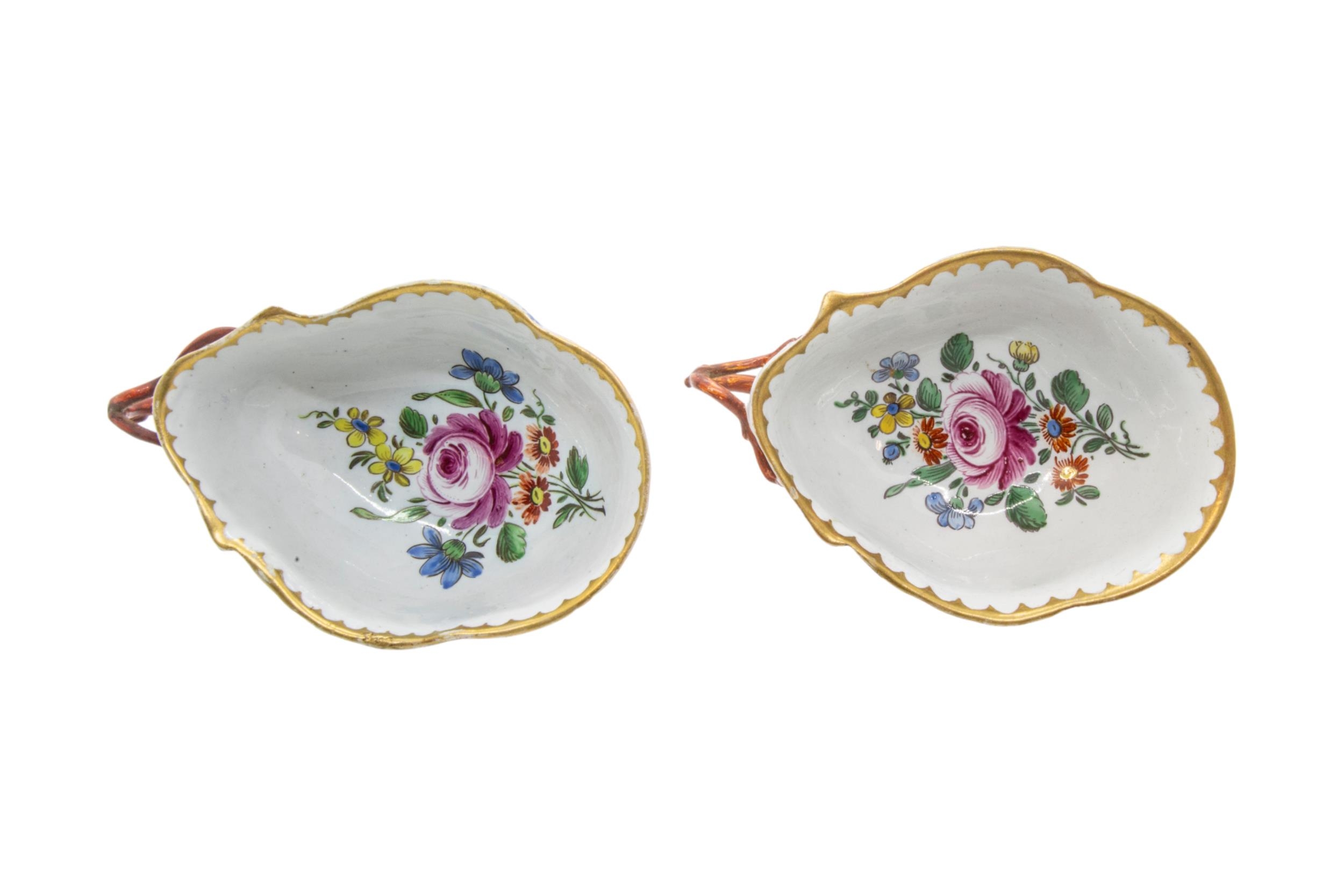 A PAIR OF ITALIAN PORCELAIN SORBET CUPS, LATE 18TH CENTURY, probably Ginori, unusual conch form with - Image 5 of 5