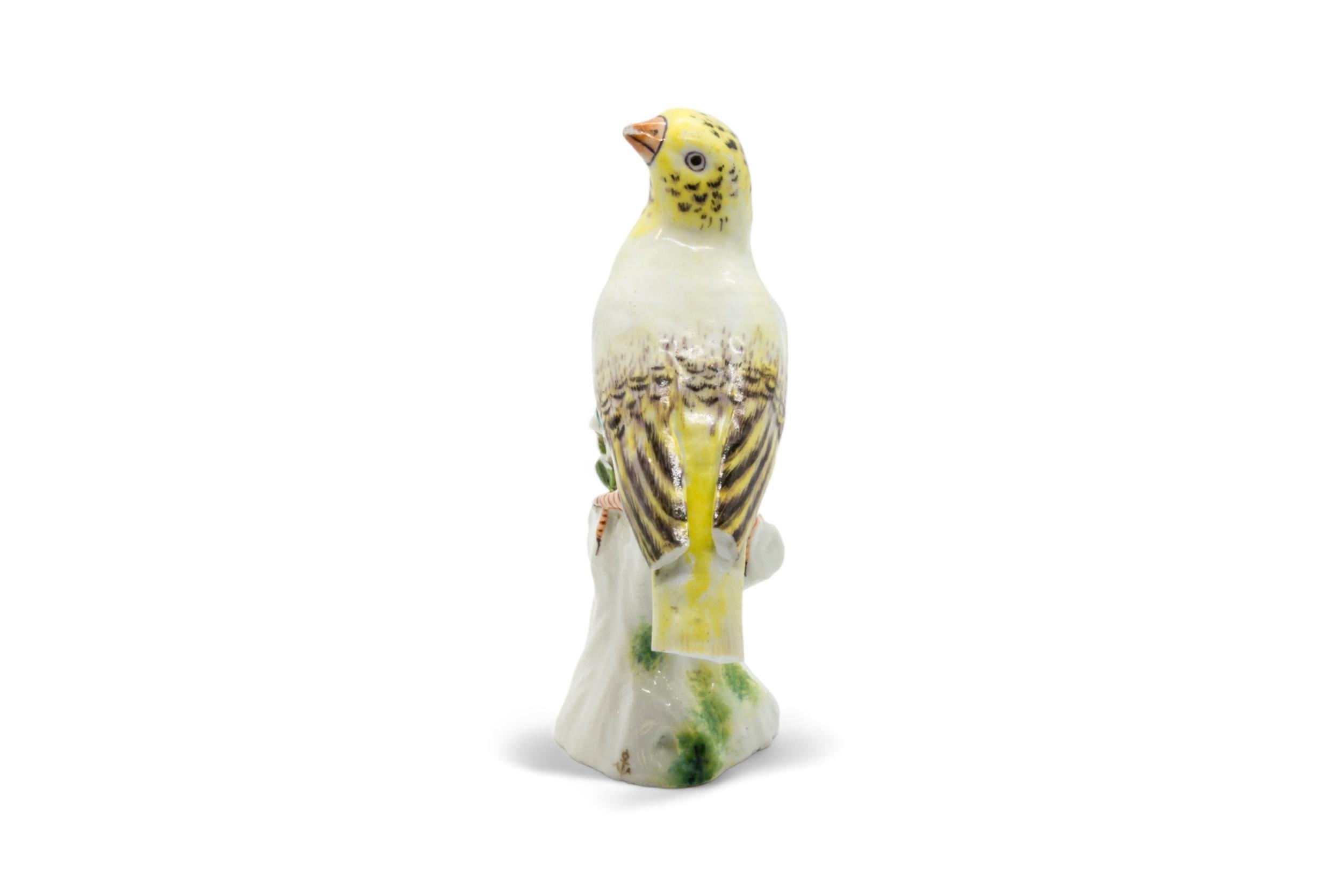 AN 18TH CENTURY MODEL OF A FINCH Probably Chelsea, 12.5cms high - Image 2 of 4
