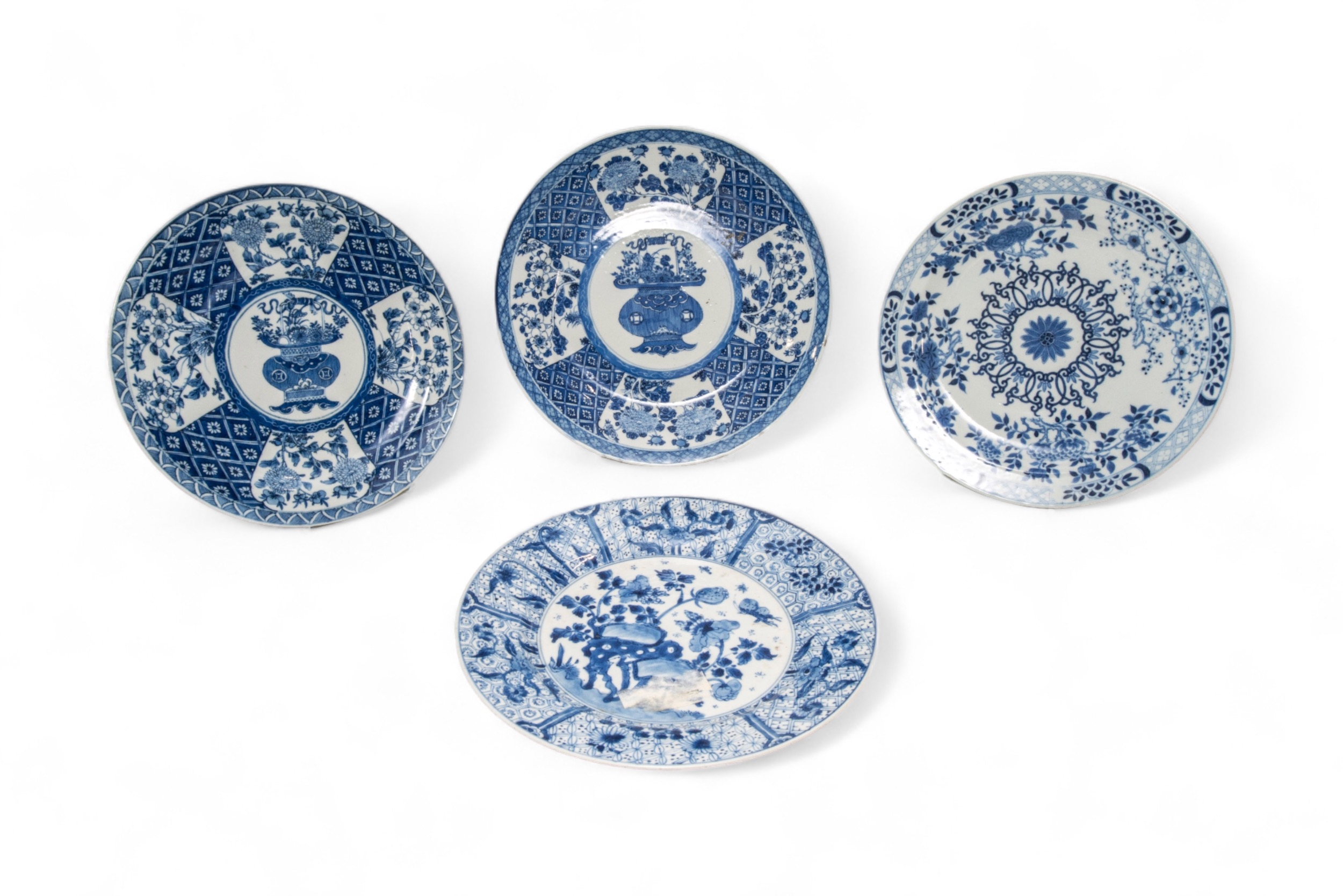 A GROUP OF FOUR CHINESE BLUE AND WHITE DISHES KANGXI PERIOD (1662-1722) 25cm - 28cm diam