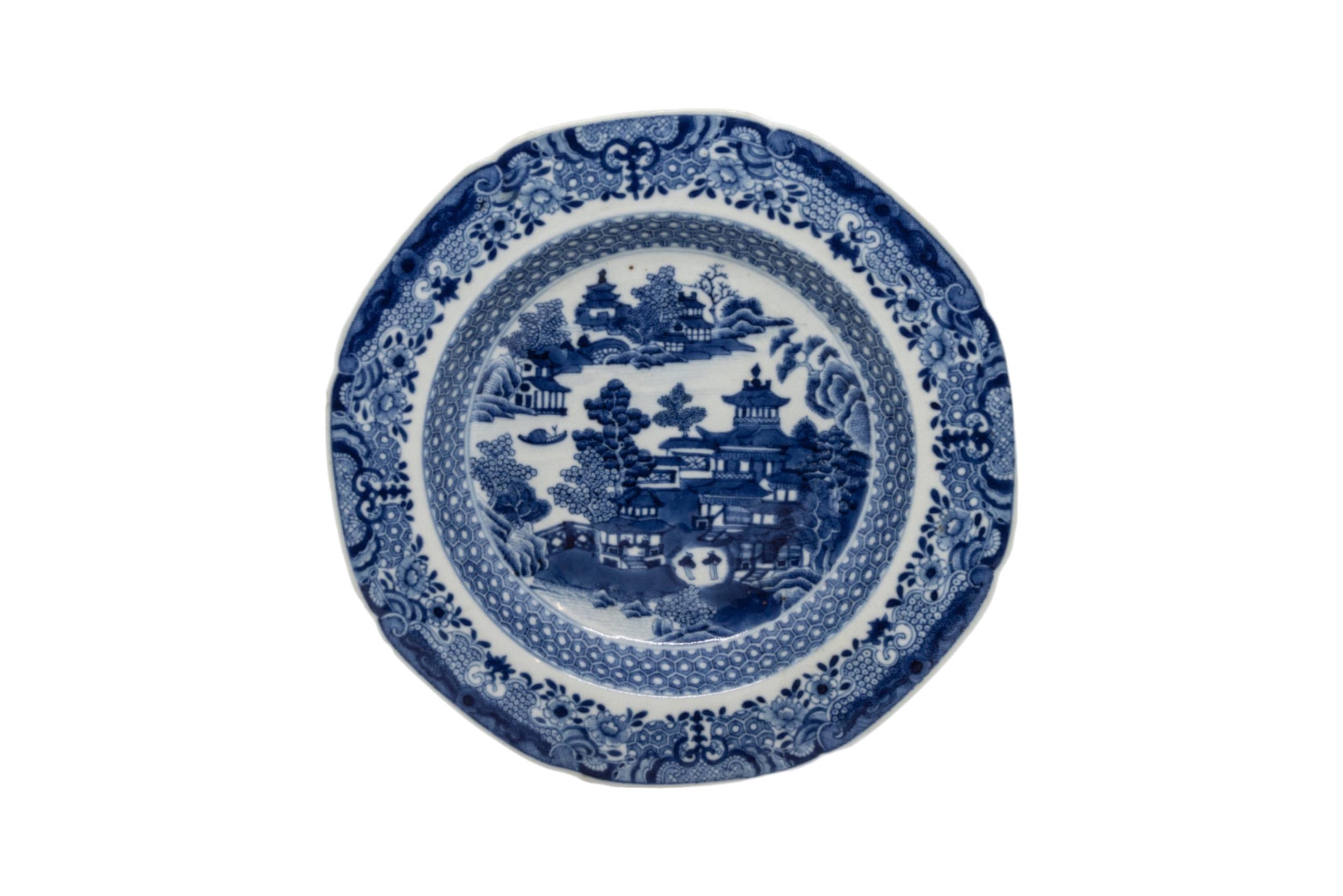 A MIXED COLLECTION OF FOURTEEN CHINESE BLUE AND WHITE DISHES AND AN OCTAGONAL SERVING DISH, late - Image 17 of 18