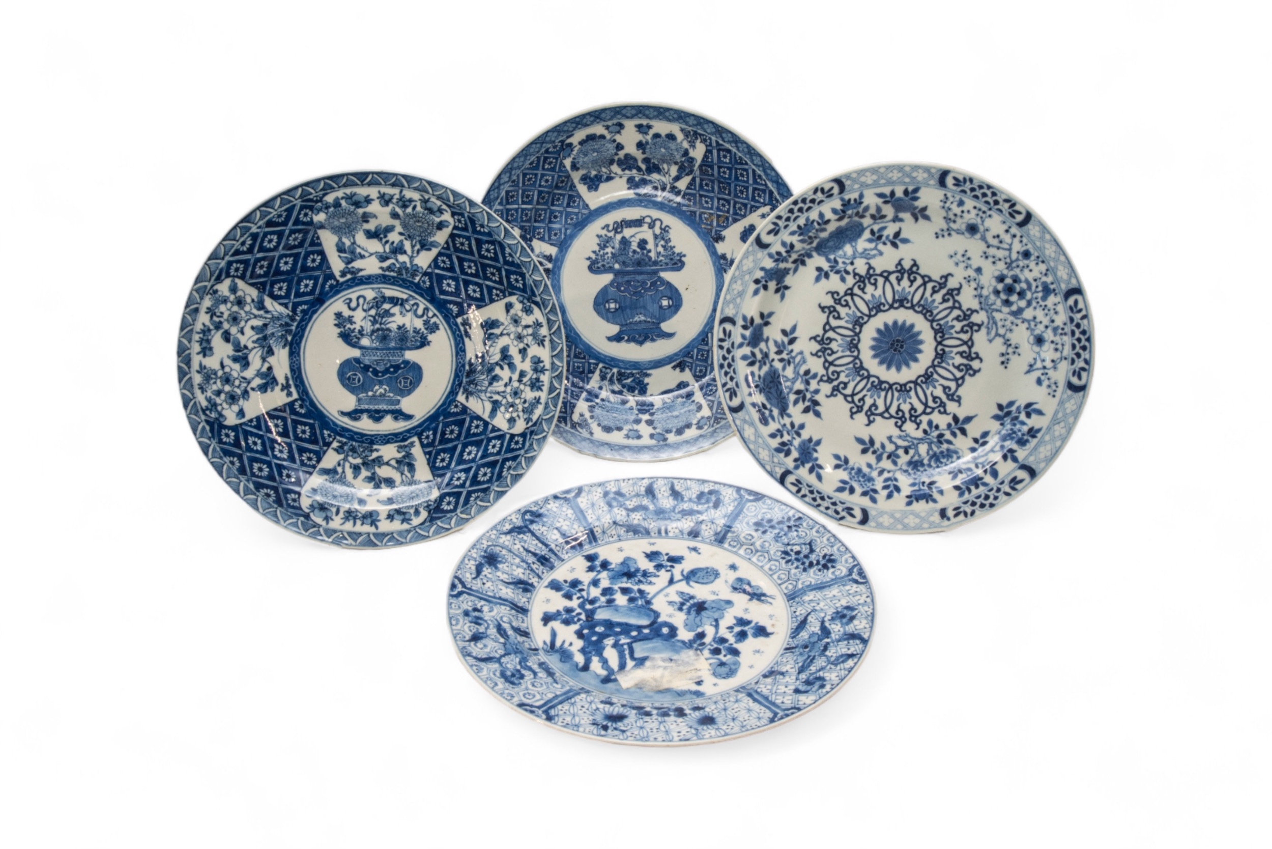 A GROUP OF FOUR CHINESE BLUE AND WHITE DISHES KANGXI PERIOD (1662-1722) 25cm - 28cm diam - Image 2 of 10