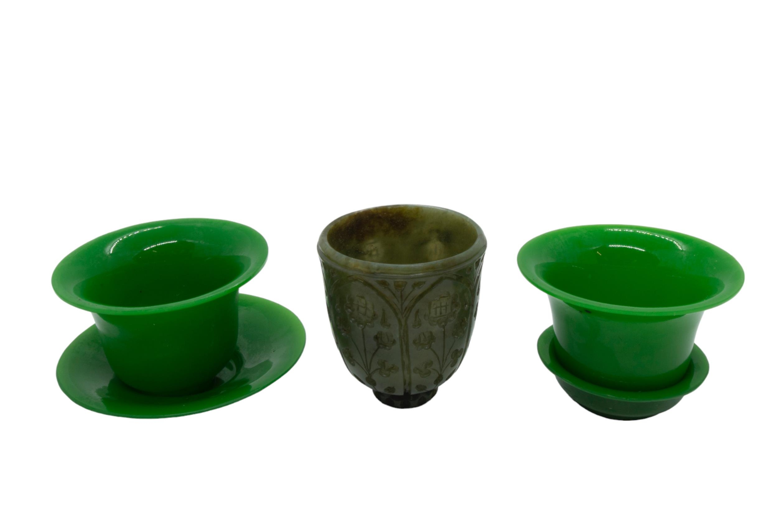 FOUR PIECES OF PEKING GLASS AND A CARVED HARDSTONE ELEPHANT, along with a carved hardstone cup, a - Image 2 of 4